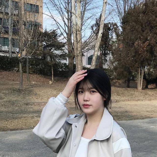  유진 on Instagram: "전체적으로 깔끔한 디자인에 어깨, 주머니 포인트로 다양한 스타일링이 가능한 아우터랍니다 !
소프트한 터치감으로 부담 없이 가볍게 걸치기 좋은 아이템이에요🫰🏻🤤
조금 더 날씨 풀리면 자주 입고 다닐 것 같은,, (•͈⌔•͈⑅)

🏷️ 파이핑 카라 바시티 레더 자켓 아이보리

#스탠다드에러 #STANDARDERROR #남여공용자켓 #자켓 #데일리룩 #자켓추천 #간절기아우터 #jacket #パンツ #outer #스탠다드에러x텍토리 #레더바시티 #바시티 #바시티자켓 @standarderror_official"
