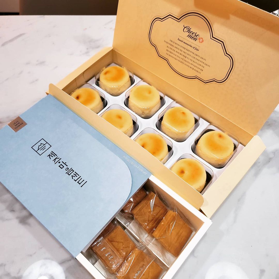 MK on Instagram: “. 현지가 사다준 제주치즈몽 치즈케익과 제주마음샌드 웨이팅까지 하는 맛집이라던데 사다주다니 너무 고마워💕 커피랑 먹으니 우주대존맛👍 #제주맛집 #제주마음샌드 #치