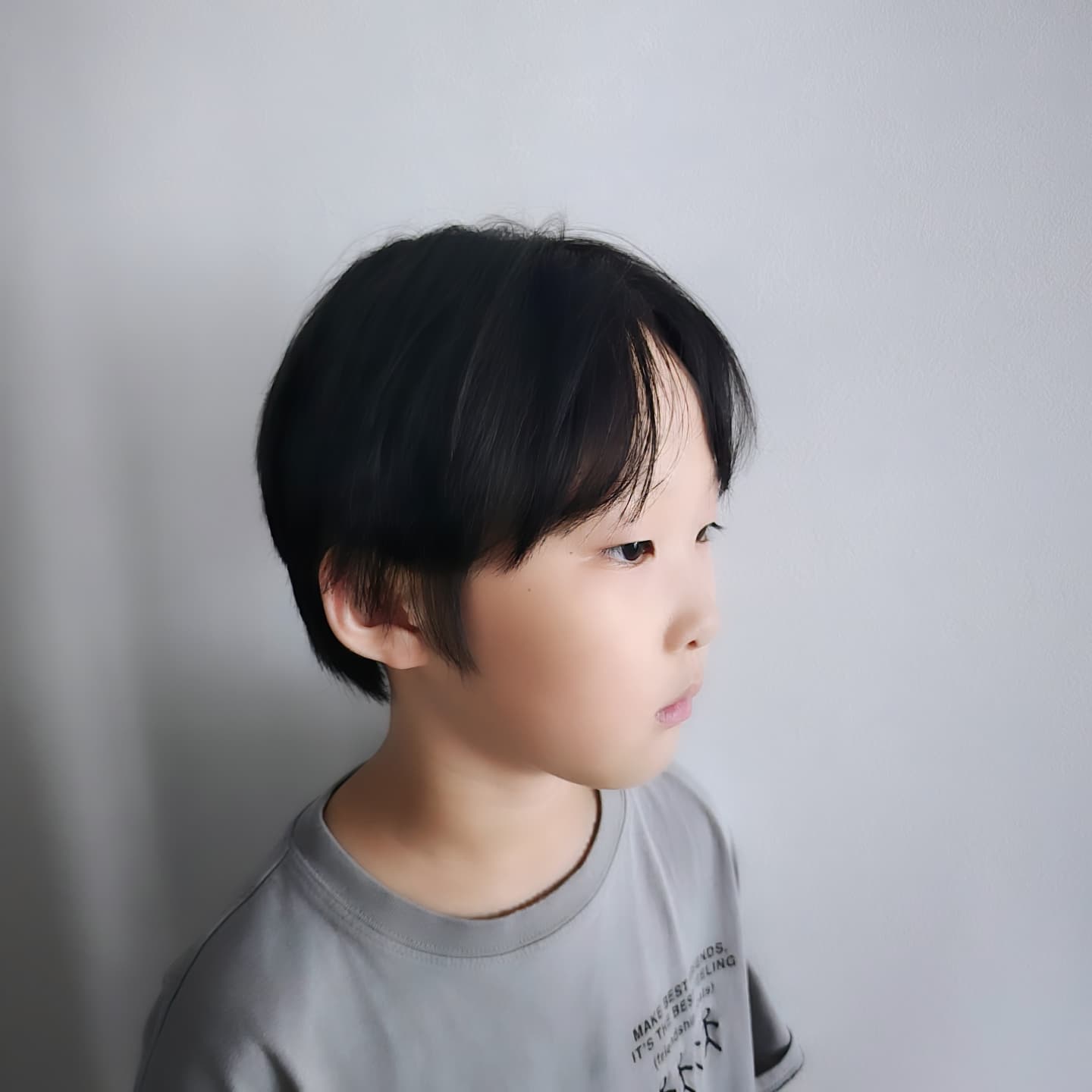 #머리한날✂️ 

우리 인친님들이 좋아해주셨던 우리 호성이
헤어스타일~ 이번에 변화를 주었어요

크나큰 마음 먹고 호성이랑 상의끝에(?) 조금 
변화를 주자고 애기했고 호성이도 동의하에
머리 커트 했답니다~!

우리 아들~❤️ 멋지당! 훨~씬 인물이 사네!
물론 그 귀여움이 조금 사라졌지만 저는
개인적으로 요 스타일이 마음에 든다는!ㅎㅎ

이제 초딩 형아쓰러움 모습이 보이네용!ㅎ
아들!! #멋져부료👍👍👍👍

#초딩남아
#머리스타일추천 #멋짐뿜뿜