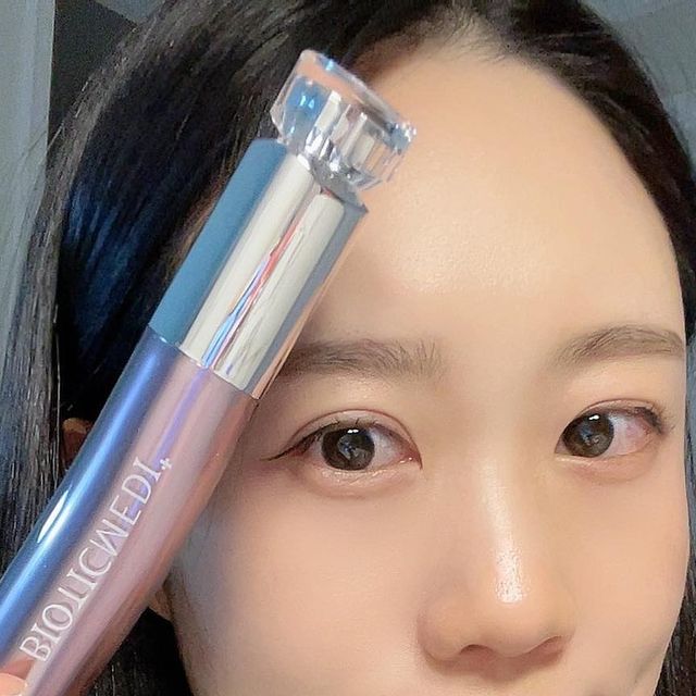  사랑 on Instagram: "🍀[비오틱메디] 딥 펩타이드 콜라겐크림🍀

이거 진짜 요물!! 
비오틱메디의 딥 펩타이드 콜라겐크림은 저분자 콜라겐과 펩타이드가 함유되어 있어서 주름사이를 촘촘하게 채워주고 특별히 LED디바이스가 더 피부 깊숙하게 침투되도록 해준다‼️‼️
초당 12,000번의 진동이라니 말 다했죠??
크림과 led디바이스를 한번에 해결 가능하다니 정말 요물 아닌가요??
깊은 주름,잔주름 모두 신경쓰인다 하시는 분들은 요거 한번 써보는거 어때요??☺️
.
.
#광고 #비오틱메디 #bioticmedi #목주름 #팔자주름 #눈가주름 #딥 펩타이드 콜라겐크림"
