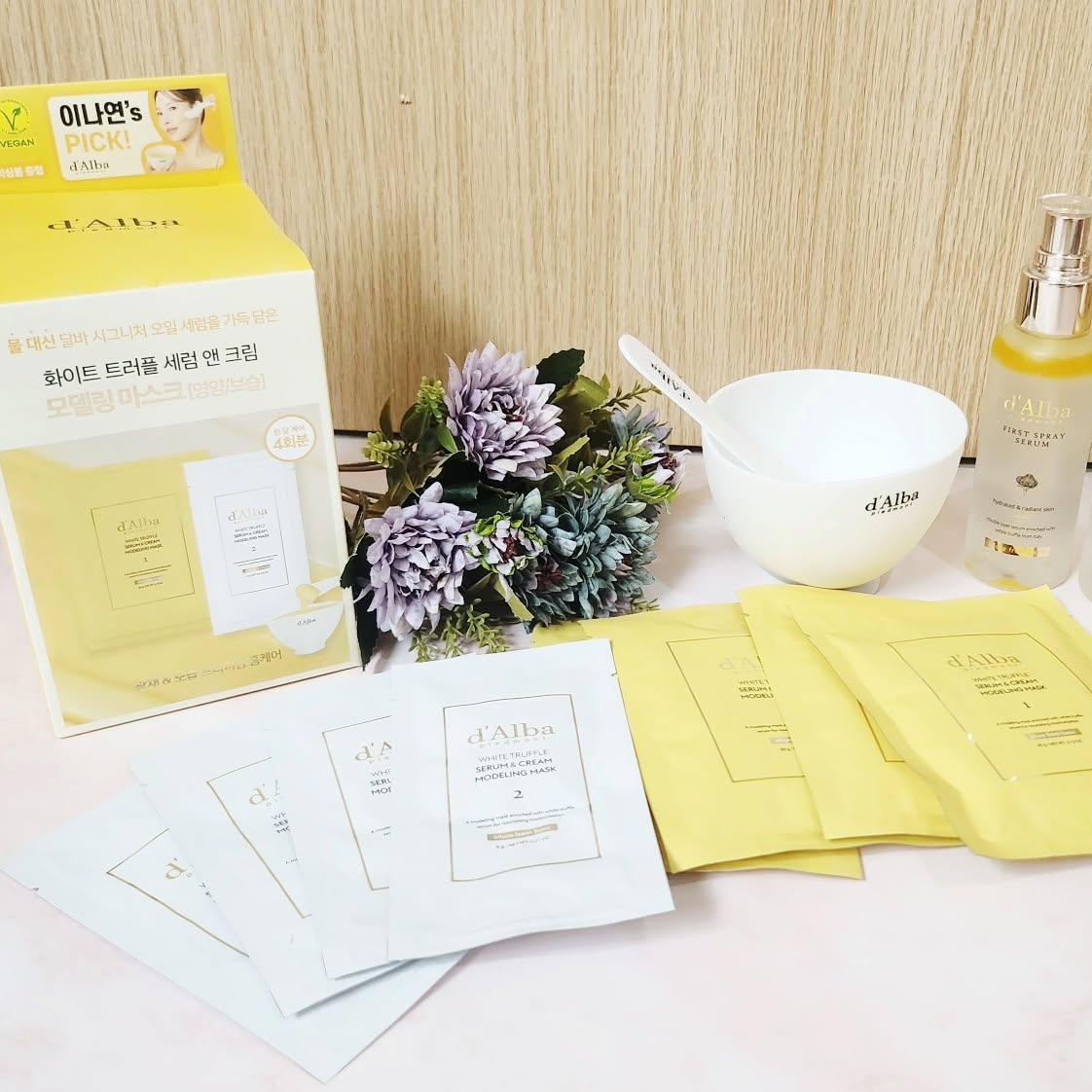 #협찬 #달바 #달바올리브영 
#올영추천템 #달바추천
#달바루틴케어세트 

안녕하세요~
이번엔 올영추천템 달바루틴케어세트를 사용해보았는데요~평소에 애용하는 달바제품 라인이라서
달바루틴케어 역시 기대가 되더라구요~
달바루틴케어는 달바의 베스트셀러 제품으로 요즘같이 에어컨을 많이 사용하는 건조한 여름에 피부 속건조를 잡아주는 미스트세럼과 물 대신 화이트 트러블 오일 '세럼' 을 담아서 마르지 않는 보습과 광채를 선사해주는 모델링팩까지 한번에 구입이 가능한 제품인데요~!
집에서도 누구나 전문가처럼 모델링마스크를 할수 있어요~ 달바루틴케어 처음이신 분들도 편리하고 쉽게 
프리미엄 홈케어가 가능해서 너무 좋더라구요!
달바 루틴케어세트를 올리브영 라이브에서 
단독기획세트 할인혜택으로 만나실수 있어요~!
프리미엄 비건 뷰티 달바의 믿고쓰는 베스트셀러 제품으로 관리받은 듯!! 피부가 환하고 부드러워지는 루틴케어~!
사용 할수록 더 마음에 드는 제품이예요~♡

​

​