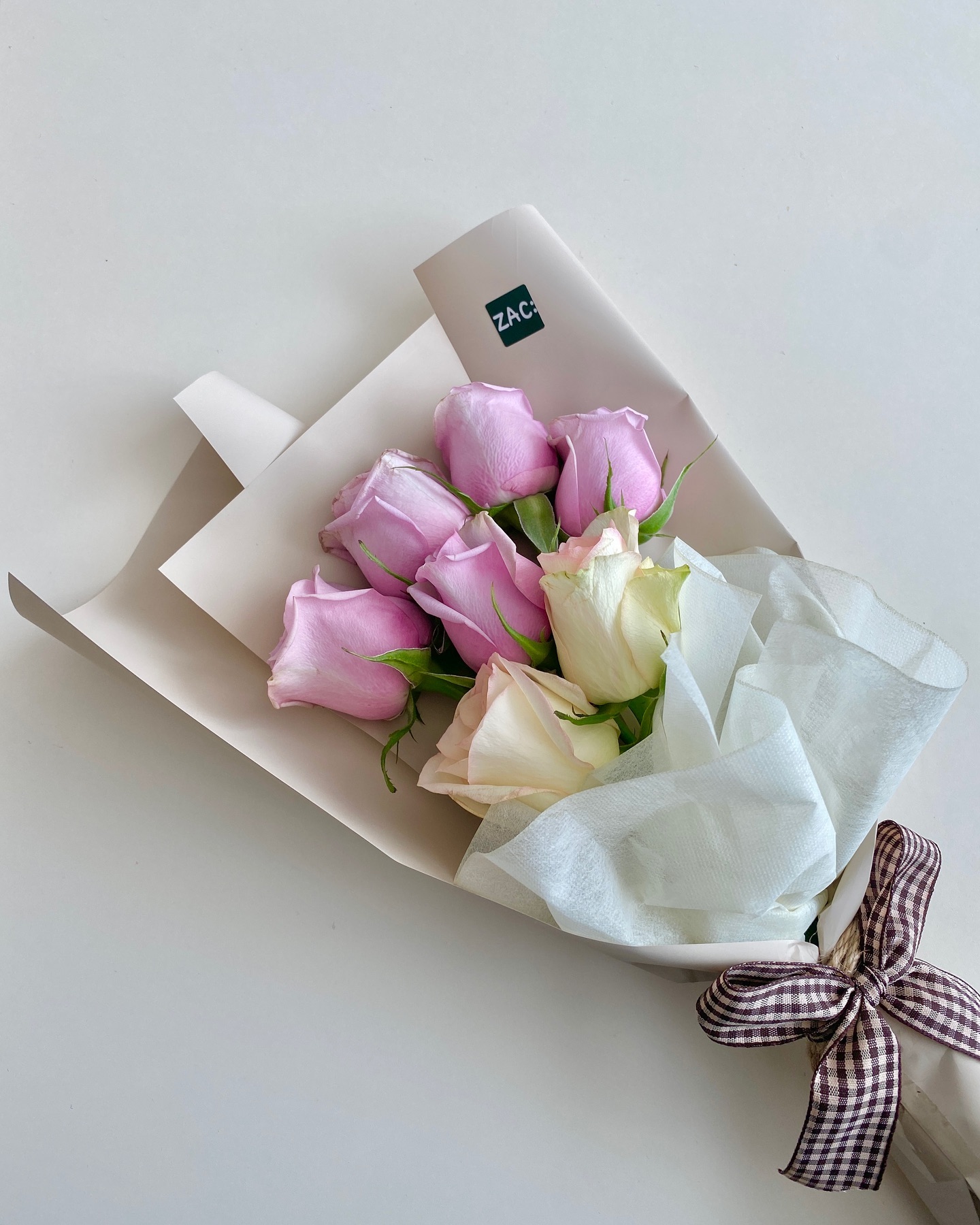 내 인생 꽃다발 첫 작품,,💐
수다떠느라 정신팔려서 다 시들고 찍어서 아쉽지만 ㅠㅠ 그래도 똥손 열심히 친절하게 칭찬으로 가르쳐준 강사님 ☺️ 다음 수업도 넘 기대된다 🤍
새로운 취미 획득 !

#꽃다발
#원데이클래스
