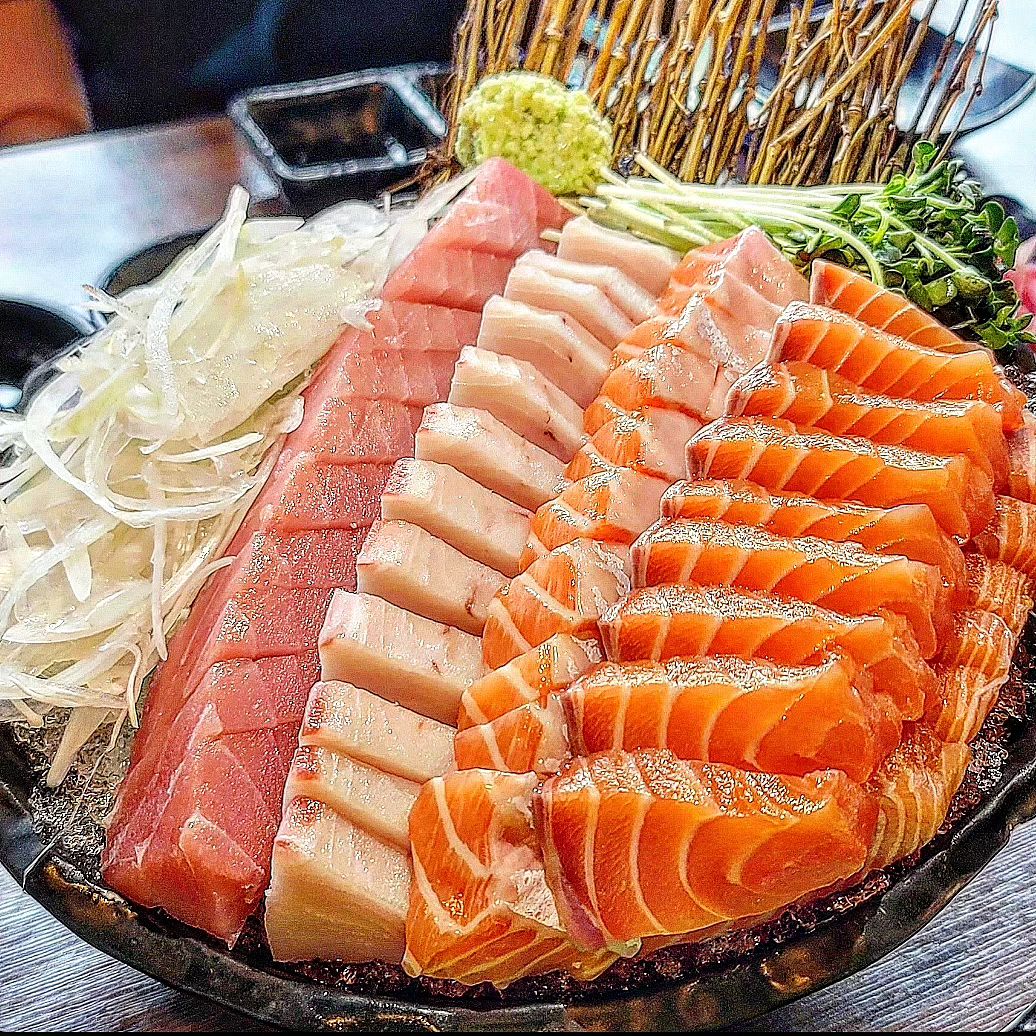 #협찬 생생정보맛집✨️ 연어랑 참치가 무!한!리!필!

연어도 좋고~참치도 좋은데!!
둘다 무한으로 즐길수 있다니~🤸‍♀️
바로바로 요기는 #연어시장 이요^^
생생정보 맛집으로도 소개된 군자점!
직접 손질한 연어만 사용한다는
자부심이 느껴지는 곳이에요~👍

2차 계획이 있어 무한리필 메뉴가 아닌
생연어+참치 500g (39,000원) 단품 주문했는데요~
와!!!!대박사건!!!
기름기 좌르르~신선한게 육안으로도 느껴지는
연어랑 참치가 나란히~나란히~‼️
접시에 얼음이 잔딱 깔려있어서
다 먹을때까지 정말 맛있었어요^^
기름장에 한점~김에싸서 한점~
무순얹어 한점~양파와 연어소스에 한점~
입에서 살살 녹아요!녹~아 : )

눈도오고~비도왔던 날이라서 주문한 
오뎅탕(14,000원) 이거 드세요ㅎㅎㅎ
맛난 어묵이 종류별로 한가득!!
국물이~끝내줍니다♡♡♡
새우튀김(10,000)은 겉바속촉촉촉!!!

기본찬으로 상콤한 샐러드와
떡볶이와 김치전까지 나오는데~
기본찬으로 소주한병 클리어각입니다ㅎㅎㅎ
락교/초생강/연어소스/기름장은 리필 가능해요^^

연어시장 군자역점은 군자역6번출구
도보 2분이라서 금방 찾을수있어요!

🏷1번세트 생연어(1인) 22,900원
2번세트 생연어+참치(1인) 24,900원
=>무한리필은 2인부터 주문가능하고
시간제한은 2시간 입니다.

🏷무한리필 1번 or 2번 주문시
생맥주 무제한 13,900원에 이용할수있어요!

🏷sns업로드 후 직원에세 보여주시면
한팀당 불초밥4ps를 제공!

📍연어시장 군자점 : 서울 광진구 능동 279-1 2층
🪧영업시간 : 14:00~24:00 (월요일휴무)
🪧전화 : 0507-1383-3602

#연어시장군자역 #연어시장군자점 
#군자역횟집 #군자역연어 #연어맛집
#군자역초밥 #군자역스시 #군자역일식
#군자역맛집 #군자맛집 #군자역참치 
#연어무한리필 #참치무한리필
#어린이대공원맛집 #광진구맛집
