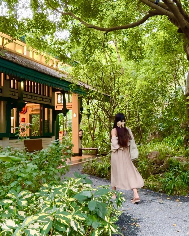 #숙소제공 태국으로 다녀온 럭셔리 기차 여행🚂

시간을 거슬러 올라가는 빈티지한 기차와
평화로운 자연으로 둘러싸인 이곳은
카오야이 국립공원에 위치한 럭셔리 리조트
𝐈𝐧𝐭𝐞𝐫𝐂𝐨𝐧𝐭𝐢𝐧𝐞𝐧𝐭𝐚𝐥 𝐊𝐡𝐚𝐨 𝐘𝐚𝐢 𝐑𝐞𝐬𝐨𝐫𝐭🍃

세계적으로 유명한 건축가 빌 벤슬리가
철도의 황금기를 모티브로 설계한 리조트로
오래된 객차를 개조해 만든 객실과
울창한 숲 속의 고풍스러운 레스토랑 & 바까지
모든 공간에서 마법같은 풍경이 펼쳐져요💫

백조가 춤추는 고요한 호숫가에서는
자전거를 타고 자연을 가까이에서 만끽할 수 있고
객실로 향하는 기차역 안으로 들어서면
방해받지 않는 평온한 휴식을 경험할 수 있죠🦢

아름다운 풍경 속으로 떠나는 낭만적인 기차여행🚃
kalpak_official 과 함께 떠나보세요🤍

ㅡㅡㅡㅡㅡㅡㅡㅡㅡㅡㅡㅡㅡㅡㅡㅡㅡㅡ

🏠 InterContinental Khao Yai Resort intercontinental_khaoyai
📌 262, Pong Talong Sub-District, Pak Chong District, Nakhon Ratchasima 30450 Thailand
⏱ 체크인 15:00｜체크아웃 12:00

🚗 방콕에서 차로 3시간 거리
🍽️ 3개의 레스토랑, 2개의 바, 24시간 룸서비스
🤿 리조트 내 수영장, 피트니스 센터, 요가 클래스, 키즈클럽
🐾 반려동물을 위한 부대시설 구비

ㅡㅡㅡㅡㅡㅡㅡㅡㅡㅡㅡㅡㅡㅡㅡㅡㅡㅡ
 
🔖 더 많은 여행정보는 daily__bom
🔖 더 많은 여행정보는 daily__bom

 
#봄씨_여행 #봄씨_태국 #태국자유여행
#KALPAK #KALPAK후기 #KALPAK태국
#칼팍 #칼팍여행 #칼팍후기 #인터컨티넨탈카오야이