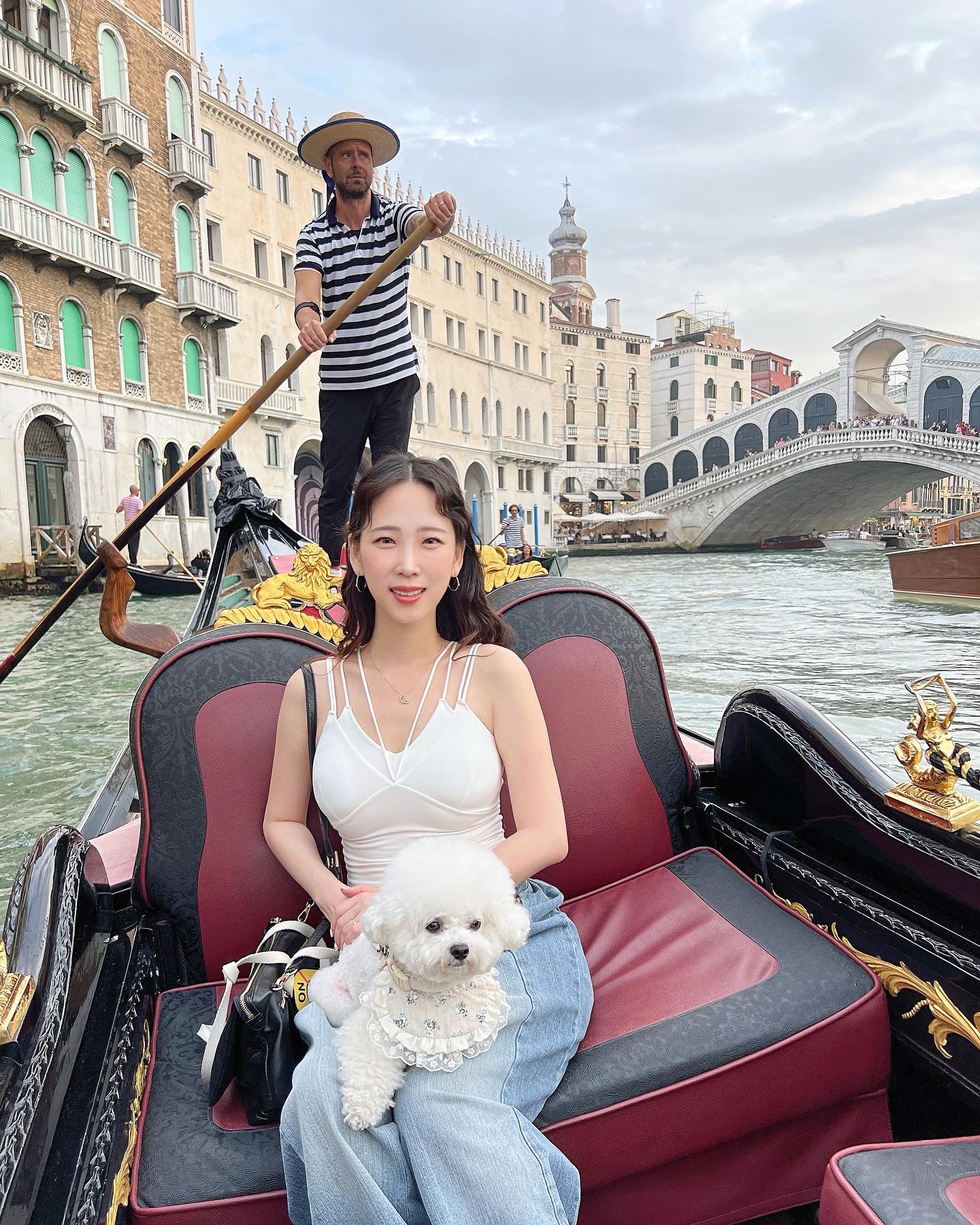 두 번째 베니치아🛶
세 번도 가고 싶은 사랑스러운 도시🌊

예전에 갔을 때보다 관광객이 확 줄어서 그런가...
생선 썪는 듯한 비린내+물 비린내가 확연히 덜했다🤔
관광하기는 더 좋았음!

그때 못 탄 곤돌라도 타고 소취🫶🏻
리알토다리는 역시 멀리서 보는 게 최고✨
.
10/8일 초여름 날씨 참고!
언제 이탈리아 피드 끝내고 스위스, 파리 피드 올리지🫠
현생 바빠서 인스타 쫌 방치 상탠데
조만간 팔로우 정리 갑니다👋🏻
.
.
.
.
.
#venezia #venice #italy #이탈리아여행 #베니스곤돌라 #베니스 #베네치아 #곤돌라 #europe #유럽여행 #강아지와함께 #withdog #lfl #좋아요반사