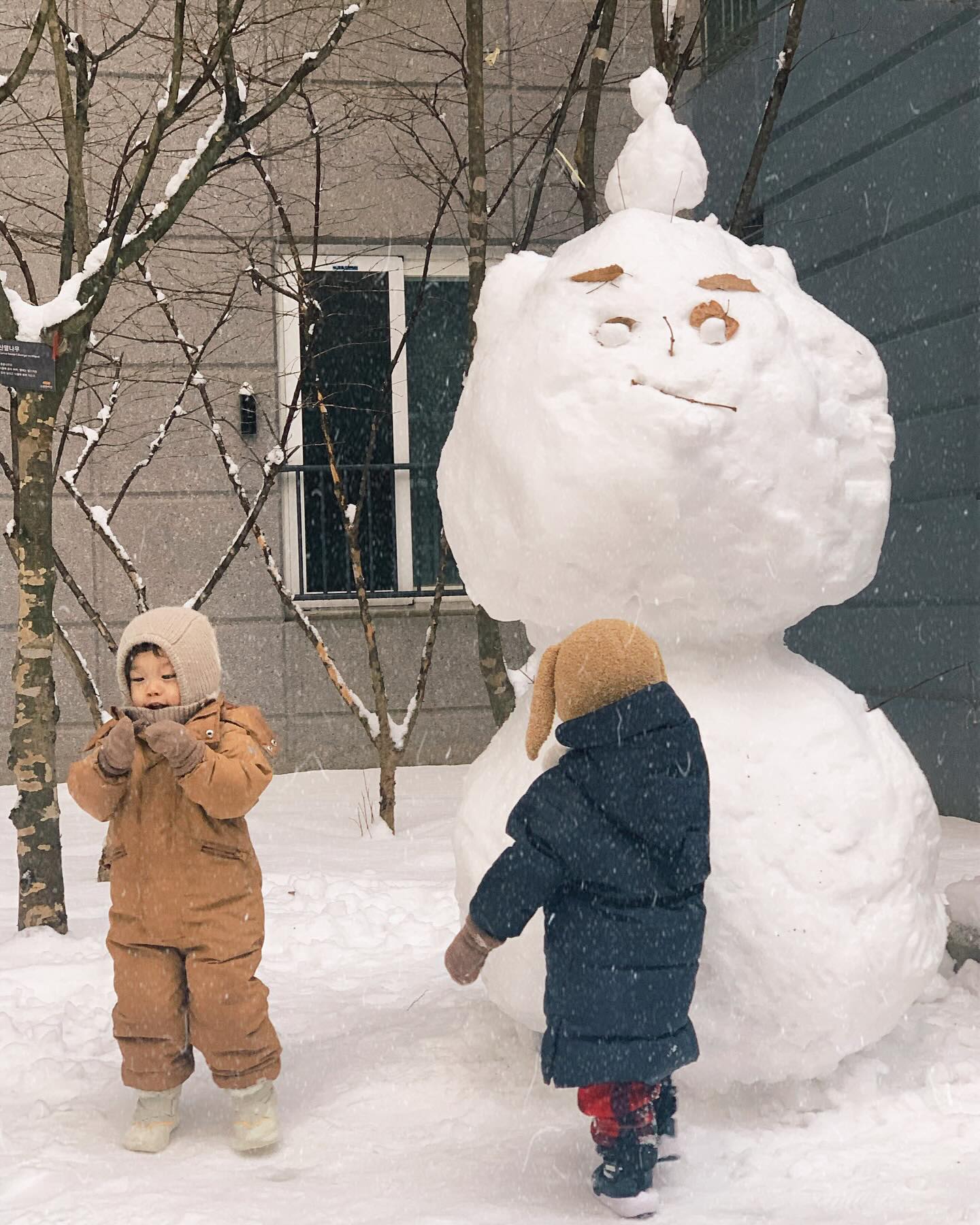 31갤 권해담 근황

91.5cm 13.8kg

1. 29개월이 되고는 기저귀를 뗐다 딱 두번 (얼집에서 하루 집에서 하루) 실수하고 완벽히 뗌
"엄마 응가마려워요" "쉬마려워요" 자다가도 깨서 얘기한다
넘들이 어렵다는건 여러모로 수월한 애다.
(분유떼기 쪽쪽이떼기 등등)

2.여전히 고기를 안먹는다 피꺼솟...

3.왜~?병이 심각수준. 천만다행히 남편이 설명추..ㅇ이라 왜왜왜왜?를 하길 원했는데 설명해줄수 있어서 즐기는중이랜다.(창과 방패의 대결)

4.유튜브로 전래동화/이솝우화 보는 형님이 됐다.
드디어 아기상어 끊고 흥부놀부 혹부리영감 등 진득 하게 앉아서 20분정도 본다

5. 돈의 개념 그리고 시간 요일의 개념을 알아가고 있다. "엄마 이거 120원이면 뭐 사먹을수있어?"
"500원이면 아캐미 먹을수 있어?"
"해담이 160원 모았어!!"

(착한일을 하면 돈을준닼ㅋㅋㅋㅋㅋㅋ)

"👩🏻해담아 지금 몇시야? 시계 작은바늘봐바"
"8시" "9시" "5시" 라고 작은바늘이 가리키는 시간을 말한다

"엄마 오늘 무슨 요일이예요?"
"수요일~"
"아 그럼 얼집 가는날이네"
"해담아 얼집안가는날은 언젠데?"
"토요일이랑 일요일이지~"

6.노크수업은 선생님을 너무 좋아해서 몇달째 계속 하고 있고 담달부터 구몬도 하려고 한다

7.구몬 얘기가 나와선데, 노크수업처럼 해담이가 하고싶다고 했다. 얼집 수업중 학습지를 하는 시간이 있는데 "엄마 너무 쉬워요 " "스티커 붙이기 더 하고싶어요" "너무 빨리끝나요" 하길래 선생님께 여쭤보니 해담이에겐 학습지내용이 쉬워서 늘 먼저끝내고 항상 기다린다고...그치만 굉장히 좋아한다고

8.구몬 테스트를 했고.. 해담이는 보기드문 똑똑한 아이라는 소리를 들었다 백점만점에 200점 선생님이 오랜만에 너무 똑똑한애를 만나서 신난다고 굉장히굉장히 똑똑하다고 어머니 해담이 몇개월이라고 하셨죠??? 어머니 해담이 똑똑한거 알고 계셨죠?
이미 뭐 내적댄스 브레이크댄스 한바탕갈겼다.

9. 안장다리가 심해져서 재활병원에 또 다녀왔다.
아직은 어려서 해줄 수 있는게 없다고 1년뒤에 추적검사 하러 오라고 하셨다. 제발 다리야 돌아와...

10. 말을 정말 죽도록 안듣는다
자기 주장도 생기고 고집도 생겨서일까? 무조건 싫어 안해 왜 ^^^^ 그동안의 힘든건 힘든게 아닐만큼 지옥의 육아를 하고있다.

11. 그래도 건강하고 특별히 아픈곳 없고 양치도 엄청 엄청 잘한다. 요즘은 엄마 사랑해요 엄마 해담이 사랑해? 엄마 내가 더더더더더 우주만큼 바다만큼 땅만큼 하늘만큼 사랑해!!!! 라고 하는데 힘든만큼 정말 죽도록 이쁘다.

천천히 커 내 아가❤️‍🔥❤️‍🔥

인스타를 잘 안해서 요맘때 아가들 발달을 모르겠네요 해담이와 비슷한가요 어떤가요

친구들도 한글 공부 시작하나요? 
얜 자음은 대충 아는거 같은데
더 안가르치게요 최대한 늦게 늦게 가르치려구요
까막눈이 상상하기 좋다는 강의를 봤거든요 ㅎㅎ...*
