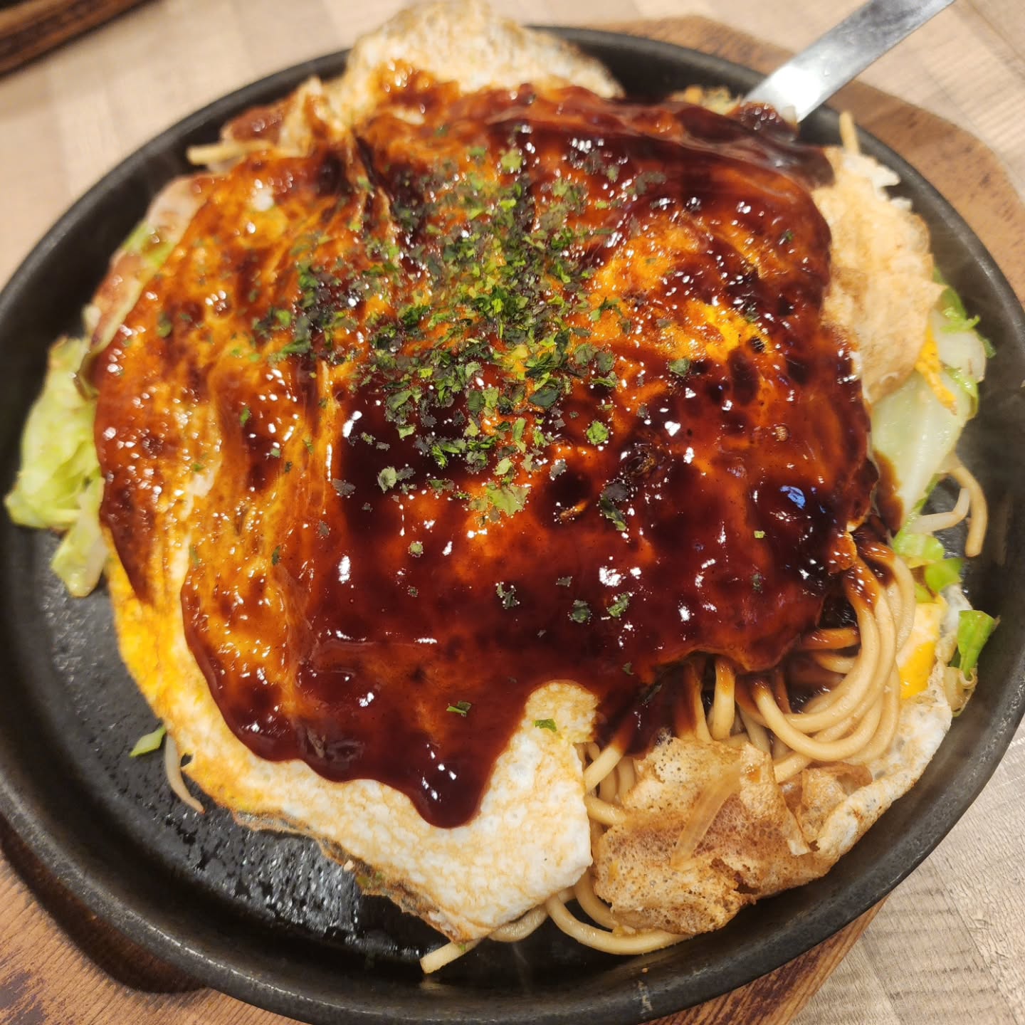 #먹샷🍴 기록하는 중
#카나가와 하카타일번가점✔️

#하카타역 지하1층 식당가 위치한
오코노미야끼, 철판구이 전문 가게

부모님께서 가게 외부에 비치된
음식 모형보고 드시고 싶다하셔서
모시고 들어가 먹게 되었던 곳으루

#히로시마오코노미야끼 #야끼소바🍝 
볶음요리 등 다양하게 주문해 먹었는데
#맛있었다❤️ 여기에 #사케한잔🍶 

qr로 주문하기에 편하고 맛도 있는곳이지만
밥보다는 술안주?로 즐기기 괜찮은 곳이다😊
또한 이곳은 현금만 가능한곳이니 참고하길✔️

그래도 맛있게 즐겼던 #오코노미야끼맛집
급하게 들어간곳이지만 나름 성공적이였다

#후쿠오카여행✈️ #부모님과함께식사
#철판구이전문점 #하카타역지하1층
#오코노미야끼맛집 #또먹고싶은맛😋