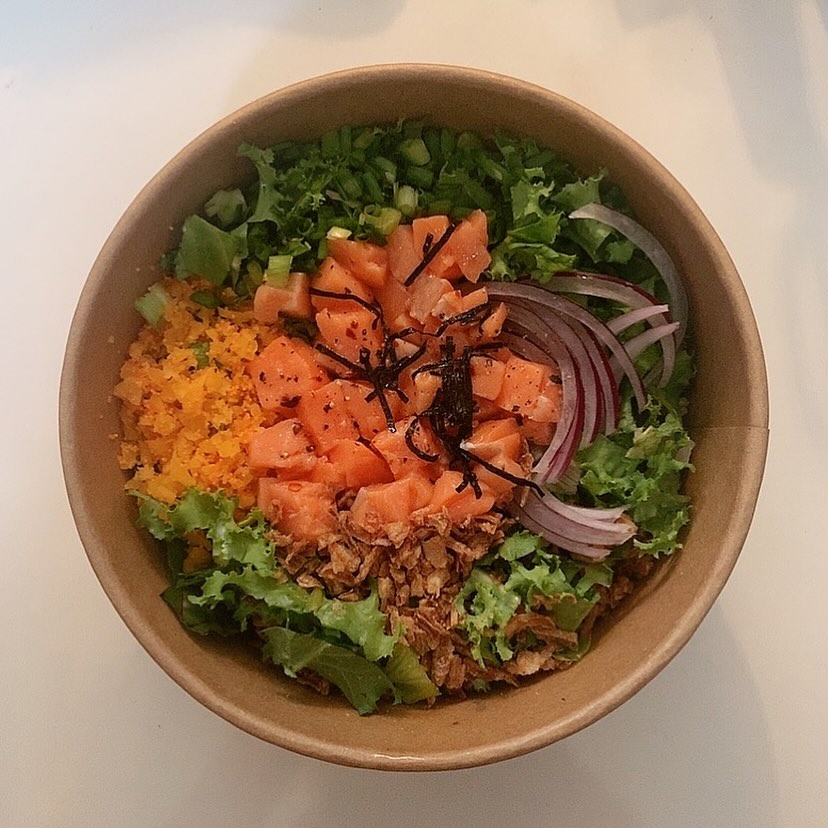 이렇게 기특한 음식은 누가 만들었을까! 🥗
평소에 연어 별로 안 좋아하는데 급선택

점심은 이렇게 먹고 저녁에 반숙이랑 게살 추가해서 또 먹어야지 💖
레몬폰즈🍋 소스는 오리엔탈보다 기름기는 적어 가벼운데
맛은 더 상큼해서 이런 포케랑 너무 잘 어울리는 것 같다! 🍽️

.
.
#클래식연어포케 #연어포케 #점메추