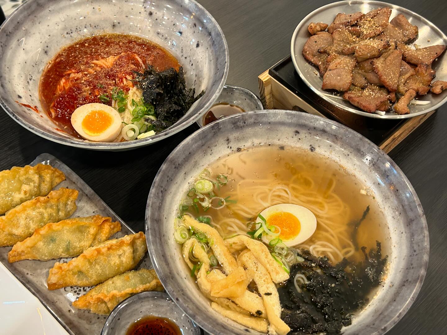 #협찬#통통국수#미아사거리국수#미아사거리맛집#미아동국수#미아동맛집#미아데이트#미아사거리데이트#미아사거리먹거리#국수맛집#비빔국수#잔치국수#냉모밀#불고기국수#직화불고기
#먹스타그램 
#먹팔 #맞팔 #좋아요반사 #먹팔환영 #먹팔해요 #먹스타 #맛집탐방 #맛집투어 #맛집추천 #먹부림 #맛스타그램 #먹방

미아사거리역 불고기주는 국수집! 
통통국수 💜
5월 오픈해 깔끔한 외관에 메뉴에 
전문집 다운 면모가👍🏻👍🏻
그리고 국수랑 불고기 조합은?ㅎㅎ 
말해뭐해죠!!😆😁

잔치국수🐥

국물 채고... 
김치 단무지랑 잘어울리고 
언제 먹어도 맛나는 잔치국수〰️
불고기는 또 식지말라고 초에 올려주셔서 
은은한 열기로 더 맛나더라구요❕❕
돌돌 말아 국수랑 고기 싸먹으니 
환상이었어요.......😛🫶🏻

비빔국수🐥

오늘 따라 넘 땡겼던 비빔스❕❕
이건 또 바삭한 교자랑 왜케 잘 어울리됴??😄
적당히 새콤한 수제 양념이 넘맛탱😤
+모든 국수메뉴에 불고기가 들어가니 갸이득..

엄마도 깔끔히 맛있다며 칭찬일색에
저도 배불리 먹고 나와서 
넘 만족스러운 한끼였습니다😁
다음엔 냉모밀도 먹어보려구요! 
감사히 잘 먹었습니다아💗❣️