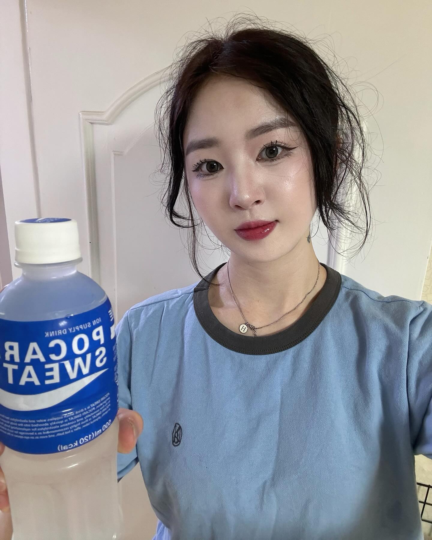 #광고
포카리스웨트🤍
무더운 날씨에는 밖에만 나가도 땀을 흘리는데요ㅠ
충분한 수분을 보충해야하죠!!
체액과 비슷한 이온밸런스, 높은 체내 수분유지력!
마일드하고 순수한맛의 포카리를 만나보세요🙈
#월간포카리 #포카리 #이온워터 #이온음료 #수분 #청량 #파랑 #캠페인 #신상품나왔을땐 #08L