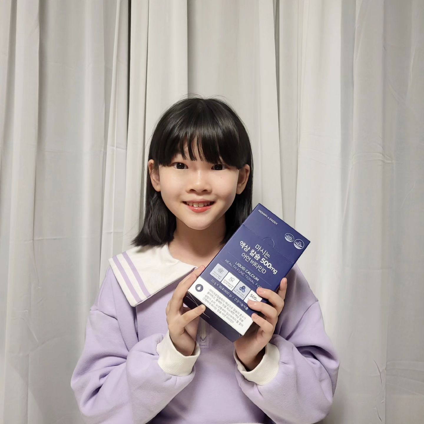 #협찬 
mommydaddy_official

⚜️요즘 급성장기인 주은양 칼슘제가필요해서  마미앤대디 마시는 액상칼슘을 준비해보았어요😊

 ✔️첨가물 8 FREE와 알러지 FREE로 성장기의 아이부터 뼈가 약한 중장년까지 온 가족이 안심하고 섭취할 수 있는 칼슘제라고해요

✔️기존 3~4알씩 먹던 정제형의 불편함 개선해 마시기 편한 블루베리 맛 액상으로 만들어 하루의 한포로 필요한 칼슘을 간단하게 섭취가 가능해서  너무너무 편하더라구요😄

#마미앤대디 #마미앤대디액상칼슘제 #칼슘제
#칼슘 #액상칼슘제 #칼슘제추천 #임산부칼슘제
#임산부영양제 #영양제추천 #온가족영양제
#아연 #비타민D #뼈건강 #치아건강