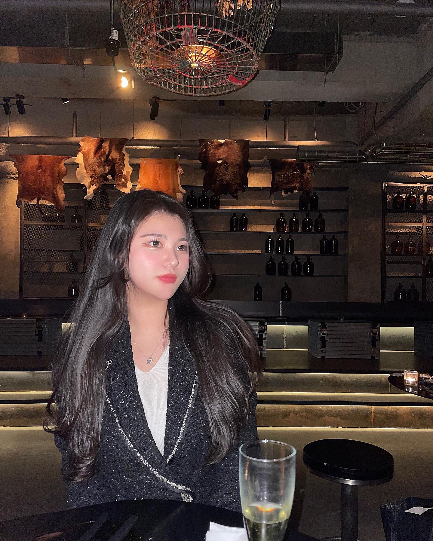 𝑀𝑦 ℎ𝑒𝑎𝑟𝑡'𝑠 𝑎 𝑠𝑡𝑒𝑟𝑒𝑜 🎶 
𝑰𝒕 𝒃𝒆𝒂𝒕𝒔 𝒇𝒐𝒓 𝒚𝒐𝒖, 𝒔𝒐 𝒍𝒊𝒔𝒕𝒆𝒏 𝒄𝒍𝒐𝒔𝒆💗 
𝔸𝕟𝕕 𝕥𝕦𝕣𝕟 𝕞𝕖 𝕦𝕡 𝕨𝕙𝕖𝕟 𝕪𝕠𝕦 𝕗𝕖𝕖𝕝 𝕝𝕠𝕨 🥂✨

#압구정라운지 #압구정로데오라운지 #압구정핫플 #압구정술집#압구정와인바 #압로 #압구정로데오 #압구정 #라운지바 #와인바 #압로핫플 #압구정로데오핫플 #05년생 #압로데이트 #압구정데이트 #압구정로데오데이트 #향수 #디퓨저 #프레그런스 #서울핫플 #데일리 #일상