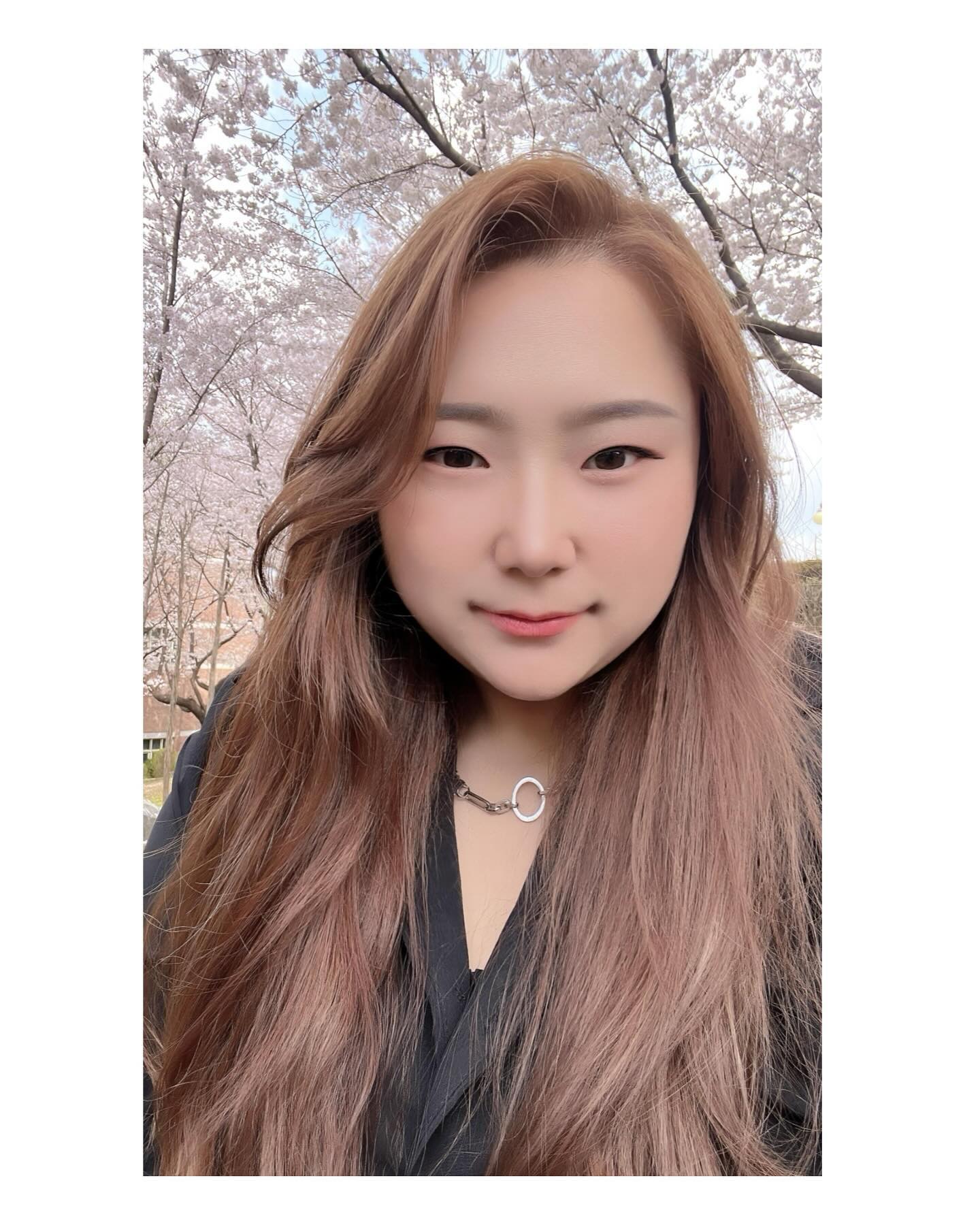 봄이야🌸
#평택대 #벚꽃놀이 
벚꽃나무가 다 너무 높고, 사람들도 많구, 기대보다 벚꽃이 풍성하지 않아서 아쉬웠다 😥
백년만에 일년치사진찍을거 오늘 다 찍었는데 죄다 “이거맞아?” 
그래도 그와중에 두어개 건졌는데 내가 찍어준 미네린은….
#사진기사가열심히만찍음
또가자-! 4월이 아쉽다-!