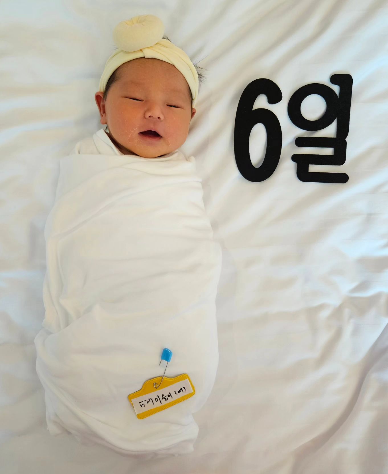 #인생6일차
귀여워지는중
이름은 김로아가 될 예정

#신생아 #딸 #잘먹고잘자라