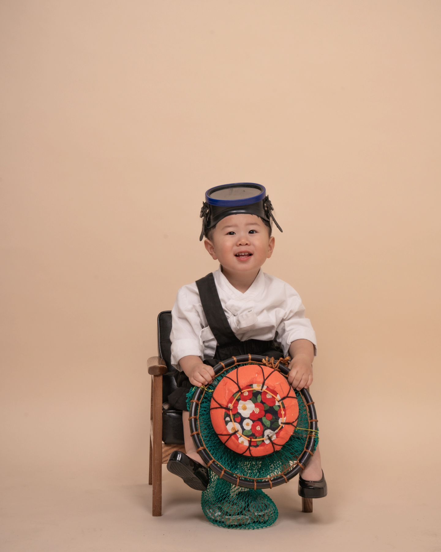 우리집 잔망둥이🥰

제주도에서 해녀, 해남 사진찍으러 갔다가 
죠의 러블리한 사진 엄청 찍고왔넹😘

이제는 이렇게 포즈 취해보라고 하면 이렇게 요렇게 하는 모습이 
어찌나 귀여운지~~

또 엄마랑 아빠가 포즈 취하니 따라하기도 하고🧡🧡

새로운 추억 하나 더 쌓기 성공🤗 고등어사진관