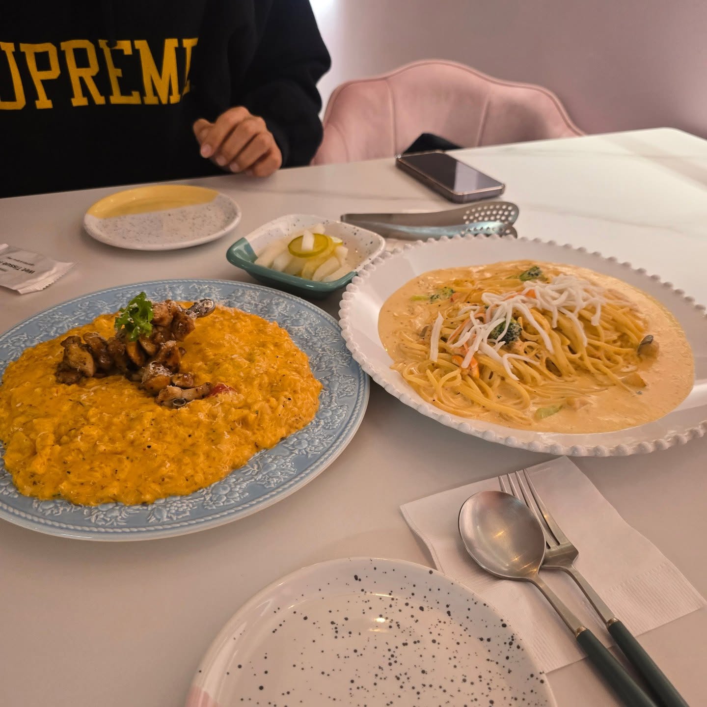 저녁 외식으로 오랜만에 가로수길 방문 ㅎㅎ
쟈흐다에서 파스타랑 리조또 먹기!!
맛있게 잘 먹었습니당 🥰