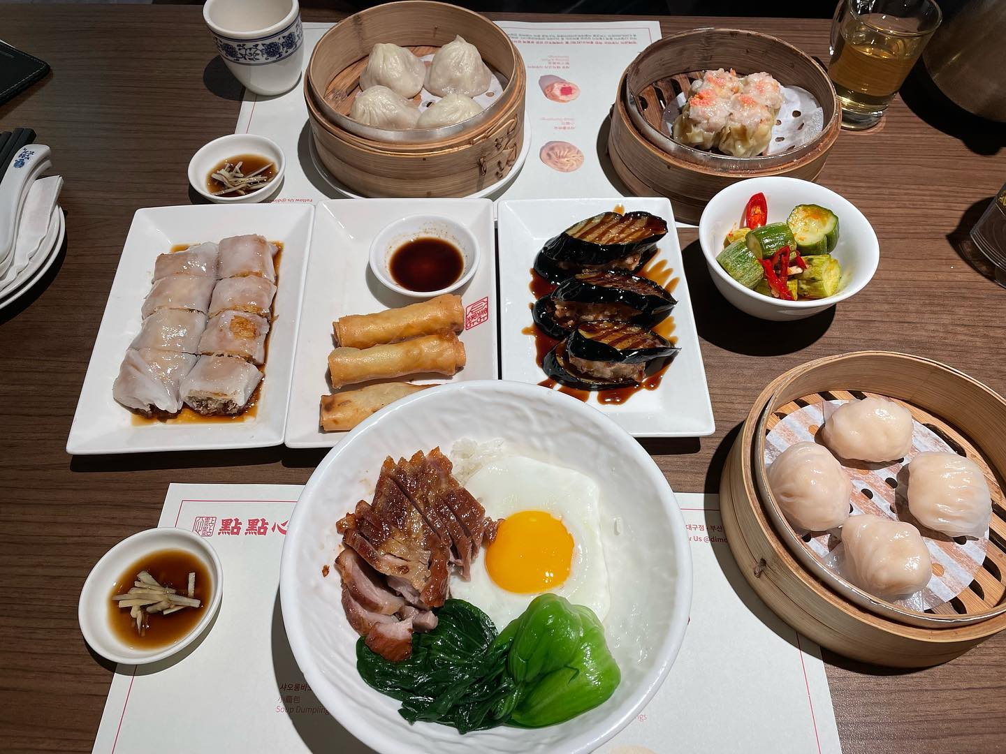 .
신랑구랑 시간이 맞아서 저녁 5시반에 저녁 같이 먹음😋
.
#딤딤섬파르나스몰점 #하가우 #시우마이 #샤오룽바오 #가지딤섬 #크리스피창펀 #돼지고기차슈덮밥