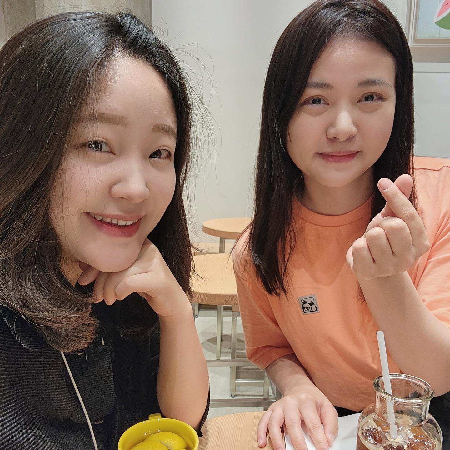 약 6개월 동안 준비한
특강+온라인강의 오픈 준비 완료!

강사님은 바로바로~ 쨔오옌님! zhaoyan_shanghai

한국 무역회사에서 근무하시다가,
멋진 중국인 남편을 만나
중국 상하이로 건너가
티몰, 도우인 공식대행사인
FINEWAY에서 이커머스 업무를 하고 있는 소연님예요~

중국이 본사인 파인웨이가,
곧 한국 지사가 생길예정이라
출장 중에 시간을 쪼개 절 만나러 와주셨어요!
(아기는 지하주차장에서 코 자는동안 짧고 굵은 만남을 ^^)

긴 시간 화상으로만 미팅하며
특강, 강의 준비를 했는데
직접 만나니 오픈까지
더 빠르게 훅~ 진도가 나갔어요!

✅ 특강

- ’이커머스 마케팅‘ 문자로는 이해 되는데, 
도대체 어떤 업무를 하는지 궁금하지 않나요?

- 소연님께..’인수인계 한다~‘ 생각하시고 
실제 하시는 업무를 오픈 가능한 부분까지 오픈 요청 드렸어요

- 다행히 근무하시는 회사에 컨펌도 받아서, 
회사명도 오픈하고.. 실제 업무 하는 
플랫폼 어드민/파일까지 보면서 업무를 엿볼거예요!

- 한국에선..한국 브랜드 중국에서 안된다고 😭 우는 중인데, 
소연님 담당하는 한국브랜드는 매출 쭉쭉 성장중이라고 해서.. 
도대체 어떤 브랜드인지, 비법은 뭔지 알려주시기루 했어요

✅ 온라인 강의 

- 중국어 못하시는 분들도 이커머스 사업하시면
기본적으로 알리바바 (타오바오, 티몰, 1688)를 아시는데 

중국 마케팅 업무를 하지 않아도,
중국어를 하시는 분들이라면 누구나
중국 이커머스에 대해서 대략적이라도 알았으면 하는 마음에

왕초보도 빠르게 촥촥촥 이해할 수 있는 
’중국 이커머스 초급‘ 강의를 준비했어요 

- 온라인 곳곳에 퍼져있는 정보들, 
어떤게 맞는지 알기 어려웠던 것들.. 
중국 현지에서 일하시는 실무자 소연님이
딱! 깔끔하게! 정리해드릴거예요

✅ 특강/강의 오픈

- 자료 준비는 95% 다 되었고, 이제 중마고우 페이지에 런칭만 하면 되긴 해요 (상세페이지 만드는 작업이 남았..)

- 특강은 라이브로 (다시보기 제공), 온라인 강의는 영상으로 제공될거예요

- 오픈 알림을 받고 싶은 분들은 프로필 링크를 확인해주세요^^

🐧 중국어 몰라도..

당장 내 사업을 하거나,
마케팅 회사에 입사하지 않더라도
요즘 시대에 누구나 기본적으로
스마트스토어, 아마존, 쇼피에 대해 대략적으로 알고 있는만큼
이번 강의는 꼭 중국어 전공자 아니더라도, 
중국 이커머스 플랫폼들을 이해하고 
실무 엿보기를 해보시면 좋을 것 같아욤

😍아직 런칭 안했지만,
소연님 섭외한거..미리 셀프칭찬해봅니다 ㅎㅎ

#중국이커머스 #중국마케팅강의 #중국마케팅 #마케팅강의 #글로벌마케팅 #티몰 #도우인 #글로벌이커머스 #이커머스마케팅 #중국취업 #마케터일상 #중국마케터