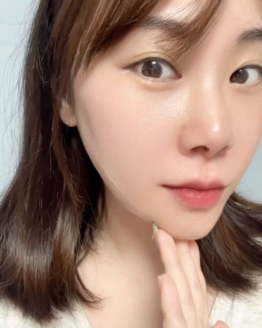 BYUL✨ on Instagram‎: "٩(ˊᗜˋ)و 안녕하세요
모두들 새해 복 많이 받으셔요🐰✨

너무 좋은 대용량 수분크림이 있어서 추천드리러와찌용💕

근본적인 속건조를 개선하기 위해 수분크림 이거저거 써보다가
발견한 시카이드밤!!🍯

𖤐 20가지 주의 성분 없이 순한 스킨케어
𖤐 병풀추출물, 티트리 추출물 피부진정에 탁월
𖤐 향료X 끈적임X 번들거림X
𖤐 부드러운 텍스쳐에 우수한 보습력으로 ❄겨울철 보습관리에 너무 좋아요!

직접 사용해 본 제 느낌은
단순 수분크림이 아니라 수분도 충전해주면서 
영양까지 짱짱하게 피부 속부터 채워주는 느낌이었어요!!!

이렇게까지 만족스러운 수분크림도 오랜만이네요
전 이제 수분크림은 더하르나이꺼로 정착하려구요🤍
다른 제품들도 너무 기대되고,

💕다가오는 발렌타인데이 남자친구, 여자친구 선물로 강추⸝⸝ ᷇࿀ ᷆⸝⸝

#협찬 #더하르나이 #더하르나이시카이드크림 #대용량수분크림
#수분크림추천 #스킨케어추천 #더하르나이시카이드"‎