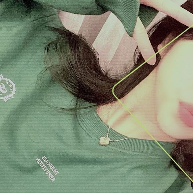 이규민 on Instagram: "요즘 내 마실룩 #스탠다드에러 맨투맨 너무 귀염뽀짝해서 매일 매일 손이 간다 😘 트레이닝바지 , 카고치마 , 슬랙스 , 청바지 다 잘어울리는 맨투맨 아쥬 칭찬
