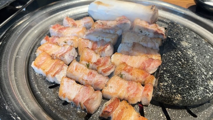#협찬#리뷰노트
✅1+ 국내산 숙성돼지고기 전문점,청반도
신선하고 육즙가득한 고기를 직접 구워줍니다!!
사장님,직원분들 엄청 친절!!!🫶🏻하시고 맛있게 먹는 방법까지 알려주시네요🩷🩷
고기를 구워주니 편하게 앉아서 수다떨면서 맛있는 고기 냠냠 : )
소스도 다양해서 취향별로 고기와 찍어먹기! (난 다 먹기 ㅋㅋ)

무엇보다 치즈폭탄계란찜이 서비스라니 >_<갬덩!

착한가격의 다양한 사이드메뉴가 있어서 고기먹고 후식즐기기 까지 가능!🧡
술국이랑 잔치국수 엄지척! 꼭 시켜드세요~👍

테이블마다 가벽이 있어서 프라이빗하게 즐길 수 있습니다.
아이,연인,친구들 그리고 회식으로도 너무 좋네요!
이제 달동고기집은 여기다!

cheong_bando_daldong 🌱
🏠주소 : 울산 남구 신정로18번길 5-1 1층
⏰영업시간 : 16시~24시 (라스트오더 23시)
🔖휴무일 : 매주 화요일

#달동맛집 #달동고기집 #울산맛집추천 #울산고기집 #청반도 #울산청반도 #청반도달동점
