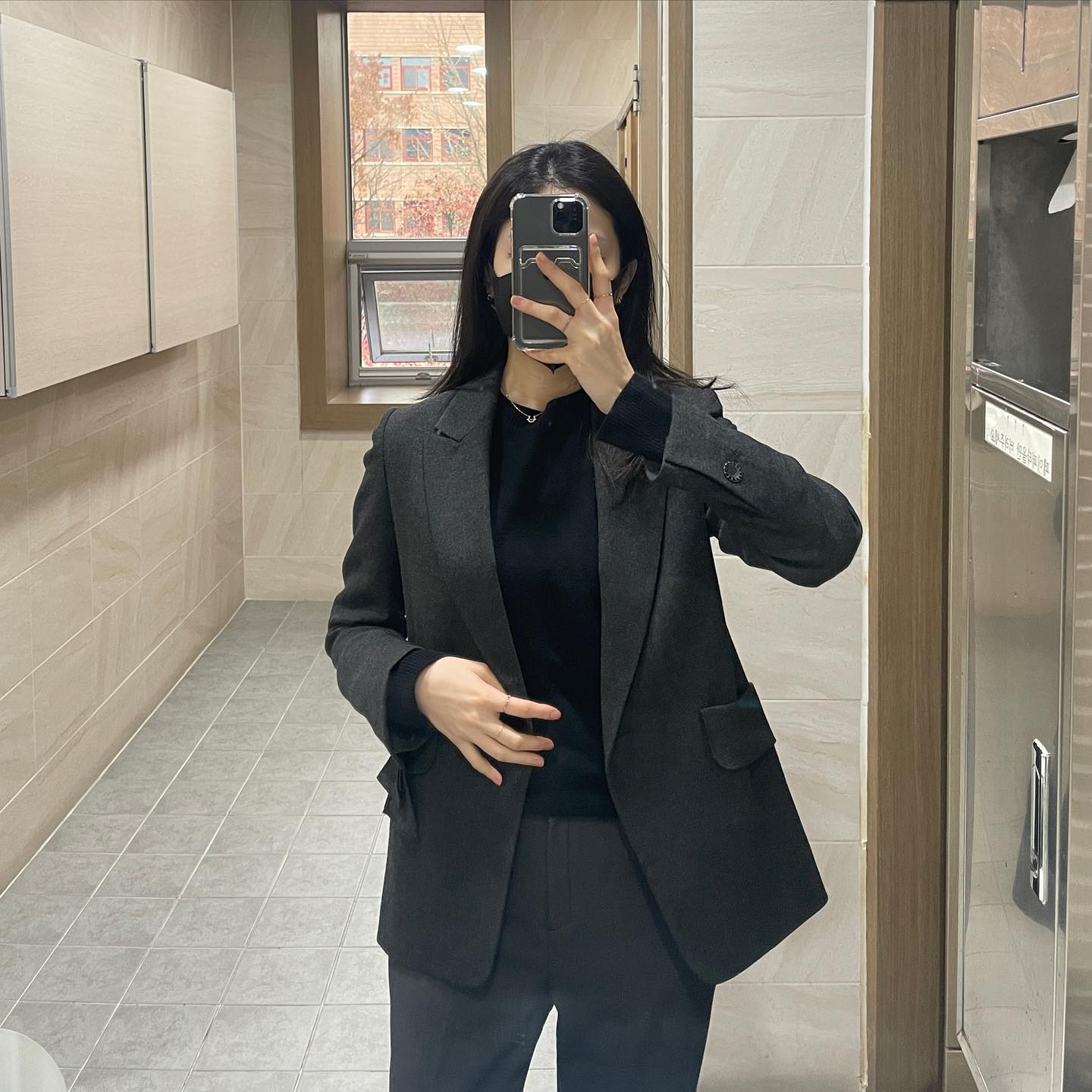 어쩌다보니 이번주는 주2회 출근하구 이번주가 마무리 되었네요 ㅎㅎ,,
왜 요즘 게시물을 잘 안올리냐 하셔서,, 전 추워지면 그냥 대충 손에 잡히는대로 색깔 별 목티나 시커먼 색 주워입고 출근해서 찍을게 없어요^_^….;머쓱- 
넘 대충인거같아 오늘은 로즈골드 목걸이 반지로 악세사리 깔맞춤해봤는데 어쨌든 넘나 대충인것^_^……
추위에 나약한 나란 인간,, 겨울이 넘무 힘들어염⛄️🌪️💨❄️