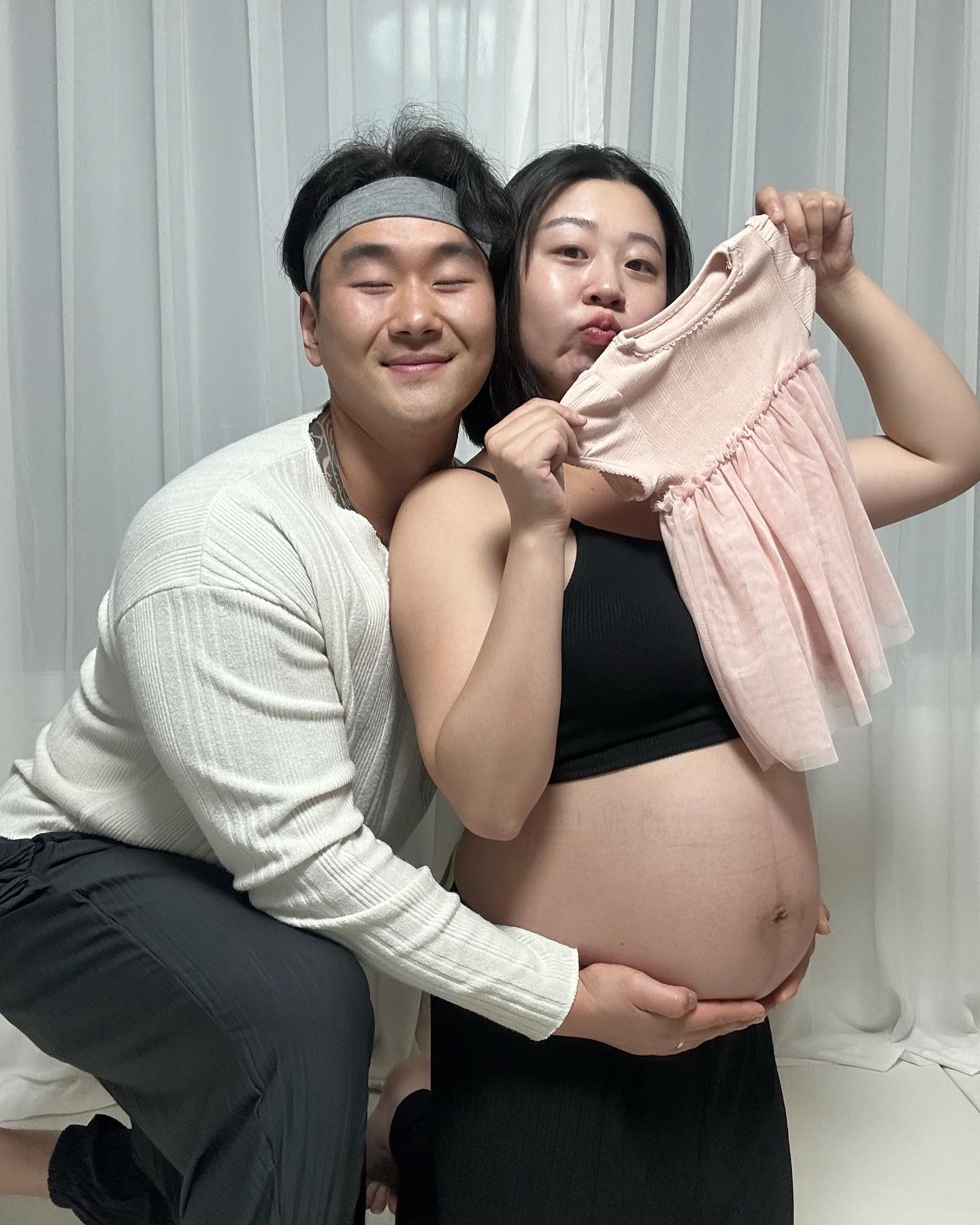 #출산한달전 #D-30 #막달임산부 

임신했을 때가 엊그제 같은데 벌써 30일 전‼️
확실히 이제는 움직이는게 힘들어졌다,,🥺

귀찮아서 사진 잘 안 찍는데
30일 만큼은 꼭 찍기로해서 기록 남기기❤️

뽀뇽아 진짜 곧 만나잣‼️🫶🏻

#임신막달 #임신막달즐기기 #임산부그램 #임산부소통 
#36주차임산부 #셀프만삭사진 #셀프사진촬영 #막달촬영