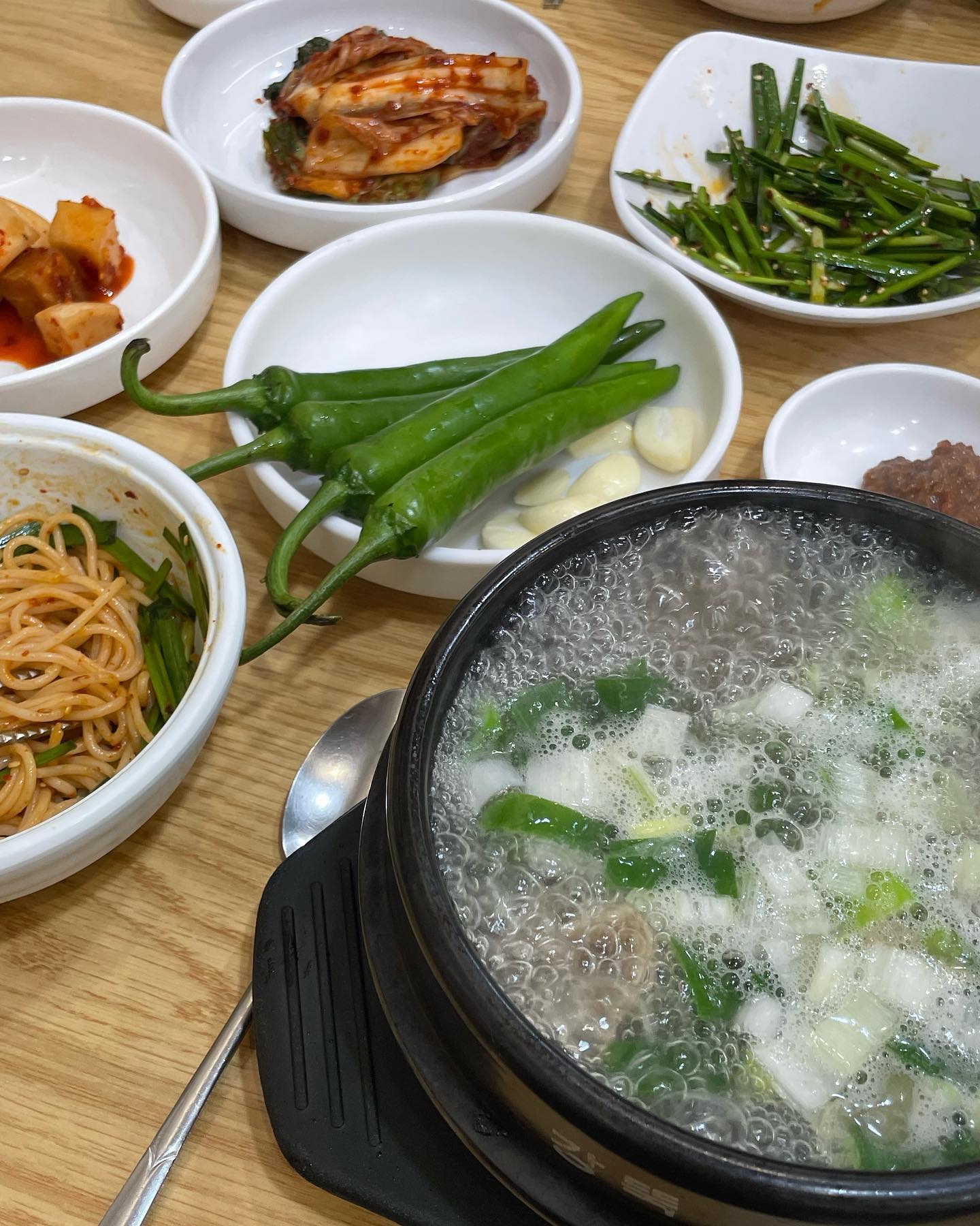 몸보신합시당✌️ 담백하고 깔끔한 국물에 부드러운 꼬기! 알콜 각이지만 참아야지🥹 
(꼬리탕 25,-)

#길풍식당#꼬리탕
#선유도역맛집#맛스타그램#먹스타그램
#맛집#맛집탐방