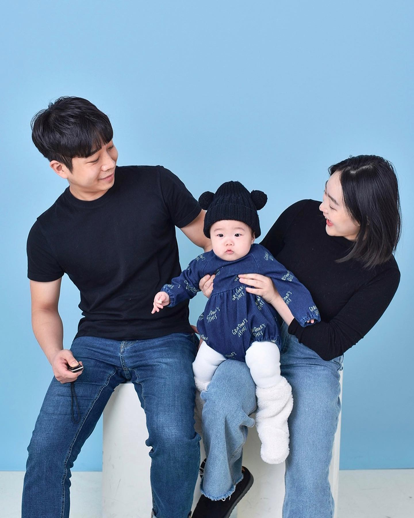 𝐡𝐚𝐩𝐩𝐲 𝐧𝐞𝐰 𝐲𝐞𝐚𝐫 〰️ 𝟮𝟬𝟮𝟰☀️

꼬미를 품고있었던 10개월이란 시간이 머릿속에 아직도 생생한데 , 승아가 벌써 9개월이나 되었다는게 믿기지않고.. 시간이 순식간에 지나간거 같아.. 너무 빨라〰️ 

(부모들이 왜 더 기록에 남기고 싶은지 알거 같애.. 너무 빨리 크니깐!!! 🥹) 

엄마아빠도 처음이라 부족하지만, 그래도 너무나도 잘 성장해주고 있는 승아가 기특하고 고맙다.
아프지말고 올해도 건강하고 행복하게 잘 지내보자〰️👨‍👩‍👧🤍