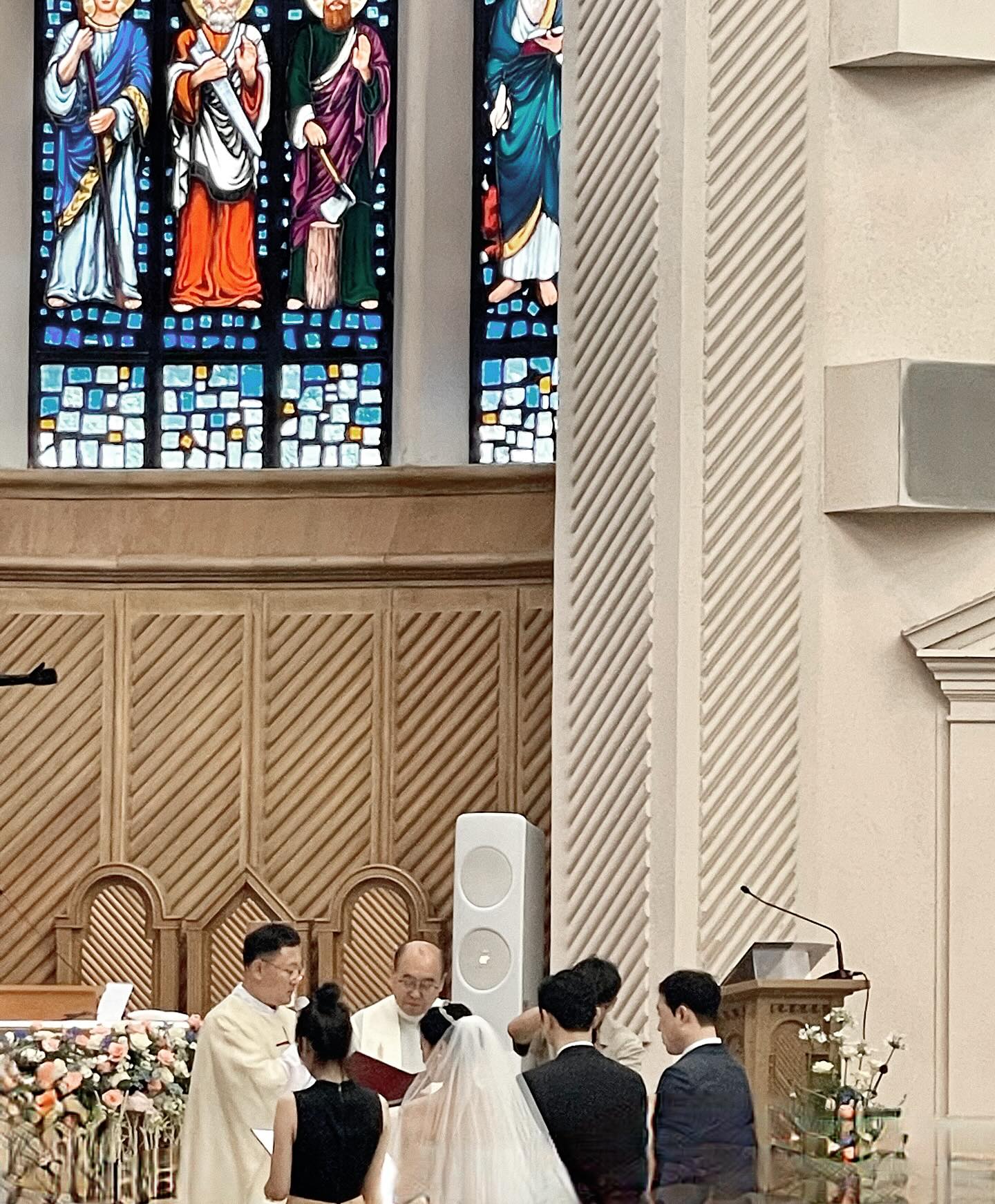너무 좋아하는 쟈샤언니결혼식🥹🎉 

아침부터 옷을 이걸 입네 저걸 입네 하더니
구두를 이걸 신네 저걸 신네 하면서 결국 큰소리 나오게 만들고
축의금 미리 준비하란 소리를 분명 이주전부터 한 것 같은데...
내가 엄청난 계획형은 아니지만, 가끔 되는대로 사는걸 보고있으면
내 인생의 모든게 TV 프로그램 같단 말이지... 트루먼쇼?

아무튼, 사진은 못찍었지만
신부 대기실에서 인사할 수 있어서 좋았어여.

그리고 성당은 처음 가봐서 그런가 다 신기했는데
그 중에 건물 천장 구조가 목소리 울림에 최적화되어있는게 제일이었고,
신부님들 목소리는 다 똑같은가 싶은..그런...놀라움.

그리고 언니 너무 이뻐요🥹
드레스도 찰떡이고요..👍❤️
처음 결혼소식을 알았을때 여름에 장마철이라 걱정했는데,
아침부터 비가 오다 안오다를 반복하더니
결혼식이 시작되고부턴 아예 그치고
야외에서 사진찍을때가 되니까 해까지 비치더라고.

말이 길었지만 결국 무슨 말이냐면, 결혼 축하한다는 말이지요..
내가 너무 좋아하니까 꼭 행복해야돼요. 진짜야..

#결혼축하합니다🎉 #언니가가다니 
#내사랑집요정과함께 #하루가너무길었다고한다
