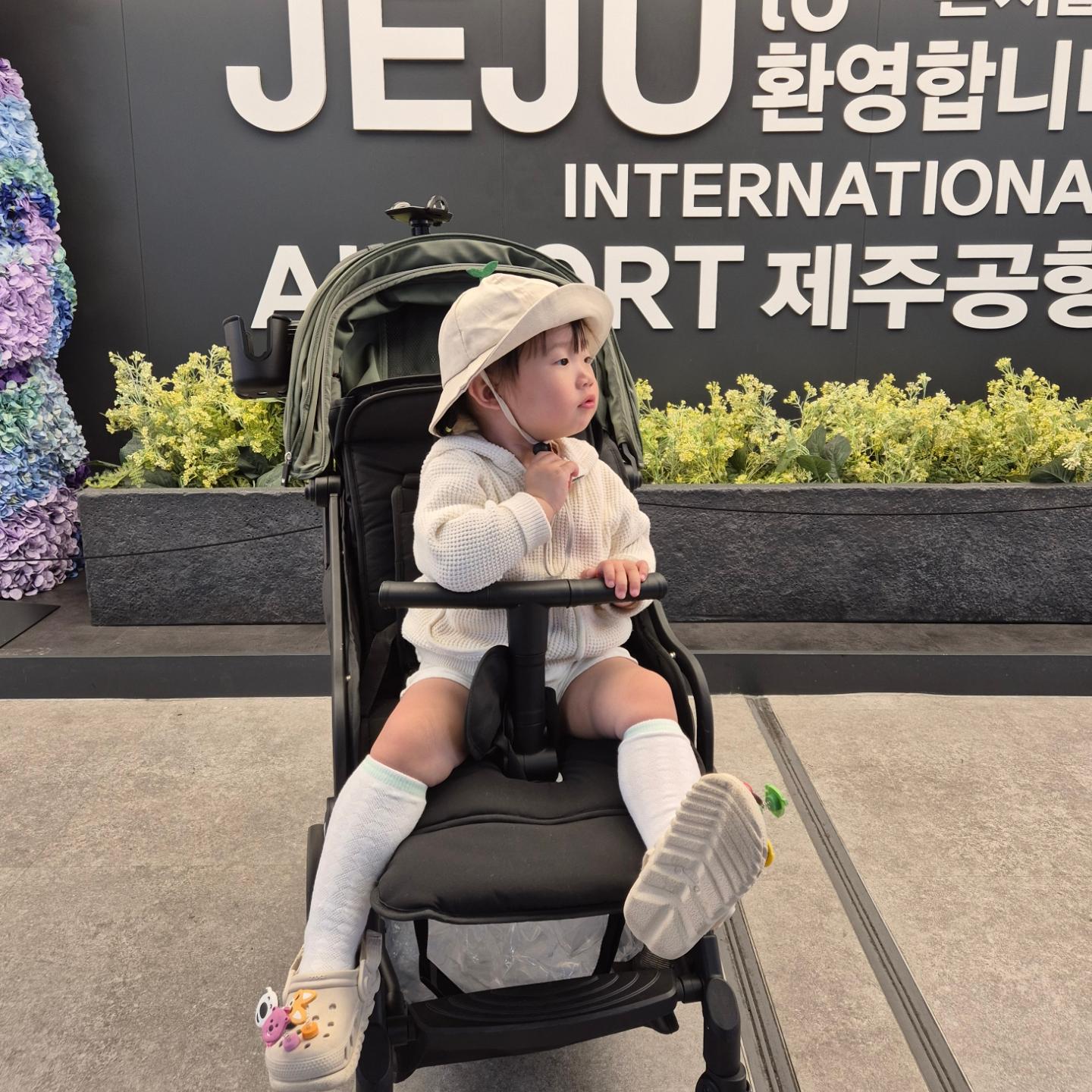 -
1일차
제니랑 엄마랑 제주도 여행✈️

생각보다 얌전하게 가줘서 너무 대견함ㅎㅎㅎ
제주살이하고 있는 친정엄마 덕분에 가능했던 여행 !
또몽이가 태어나면 한 동안 못가겠지🥲

#제주도여행 #제주여행 #아기랑제주도 #임신18주

여행 tip * 다이소 뽀로로 스티커 북 (3000원)
-비행기에서 너무 편하게 잘 옴.. 옆에 아저씨가 비행기 많이 타봤냐고 하심!

물놀이 tip * 수영복 위에 미술가운 입히기 !!
- 현지 사는 아기 엄마가 추천해주심
- 감기도 안걸리고 나중에 뒷정리 하기도 너무 편합니당 👍