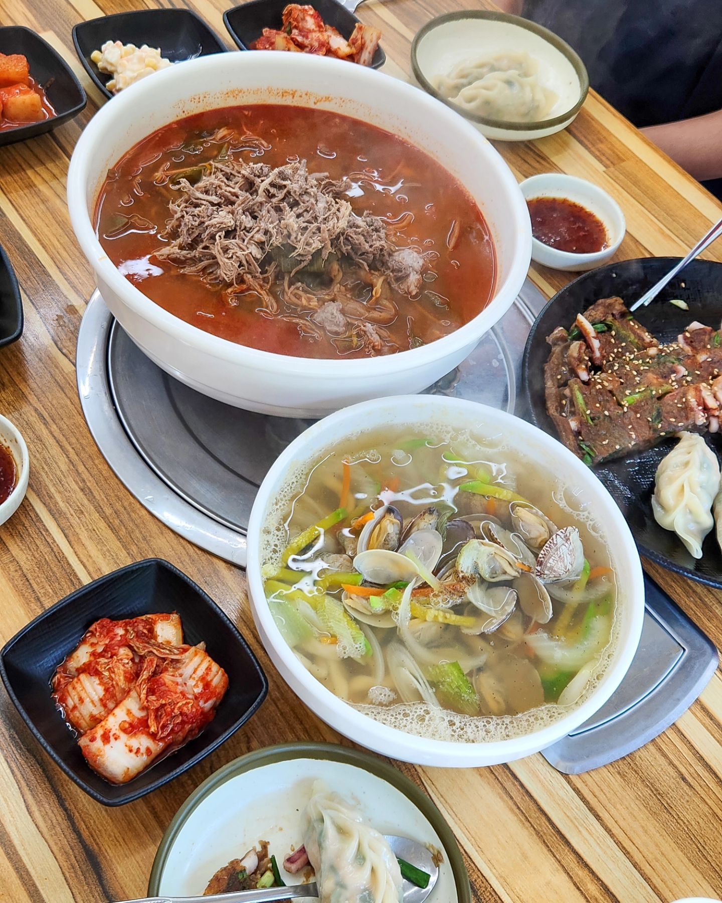 😋 .

우리 배박가족이 사랑하는 

#강화도맛집 #일년내내칼국수맛있는집 #육개장칼국수 🩷 .

#청라맛집 #경복궁삼계탕 #들깨삼계탕 👍 .

#송림동맛집 #샛골설렁탕 #왕갈비탕 🍖 .

#가좌동맛집 #금화왕돈까스 #왕돈까스 🐷 .

#동인천맛집 #화평동할머니냉면 #세숫대야냉면 🍜 .

#청라카페 #카페다연 #생망고빙수 🥭 .

이렇게 처묵처묵 하며 이 #폭염 을 이겨내고 있닥 😂 .

.
.

#맛집 #인천맛집 #동인천 #휴가끝 #댕스플라워케이크