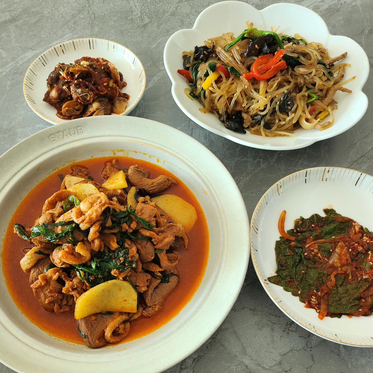코로나도 혼자 걸리더니...
A형 독감도 혼자 걸려서 고생하는 신랑🥲

금요일부터 잡힌 약속들 다 캔슬하고
오늘은 원래 저녁에 아빠 미리 생신파티가 있었는데 못가게 됐다🫣

춥다 여기아프다 저기아프다 맨날 찡찡 거리는건 나인데
꼭 크게 한번씩 아파서 곰처럼 말도안하고 끙끙 앓는 신랑

그래도 열 많이 안나고 밥 잘 먹어서 열심히 챙겨줘야지ㅜㅜ
잘먹어서 그런가 게임도하고.. 그런데 아프기도하고 🤔

아프지마세요🙏 
재이도 이모부 아프지말라고🙏

나는 코로나도 음성이고 A형 독감도 음성이고 면역력 무엇..

#경기도민 #수원사람 #손주부요리 #주말밥상
#환자밥상 ? #감기조심하세요 #독감
#콩나물국 #오리주물럭 #꼬막무침 #잡채 #깻잎김치
#신랑이좋아하는반찬 #많이먹고빨리나아