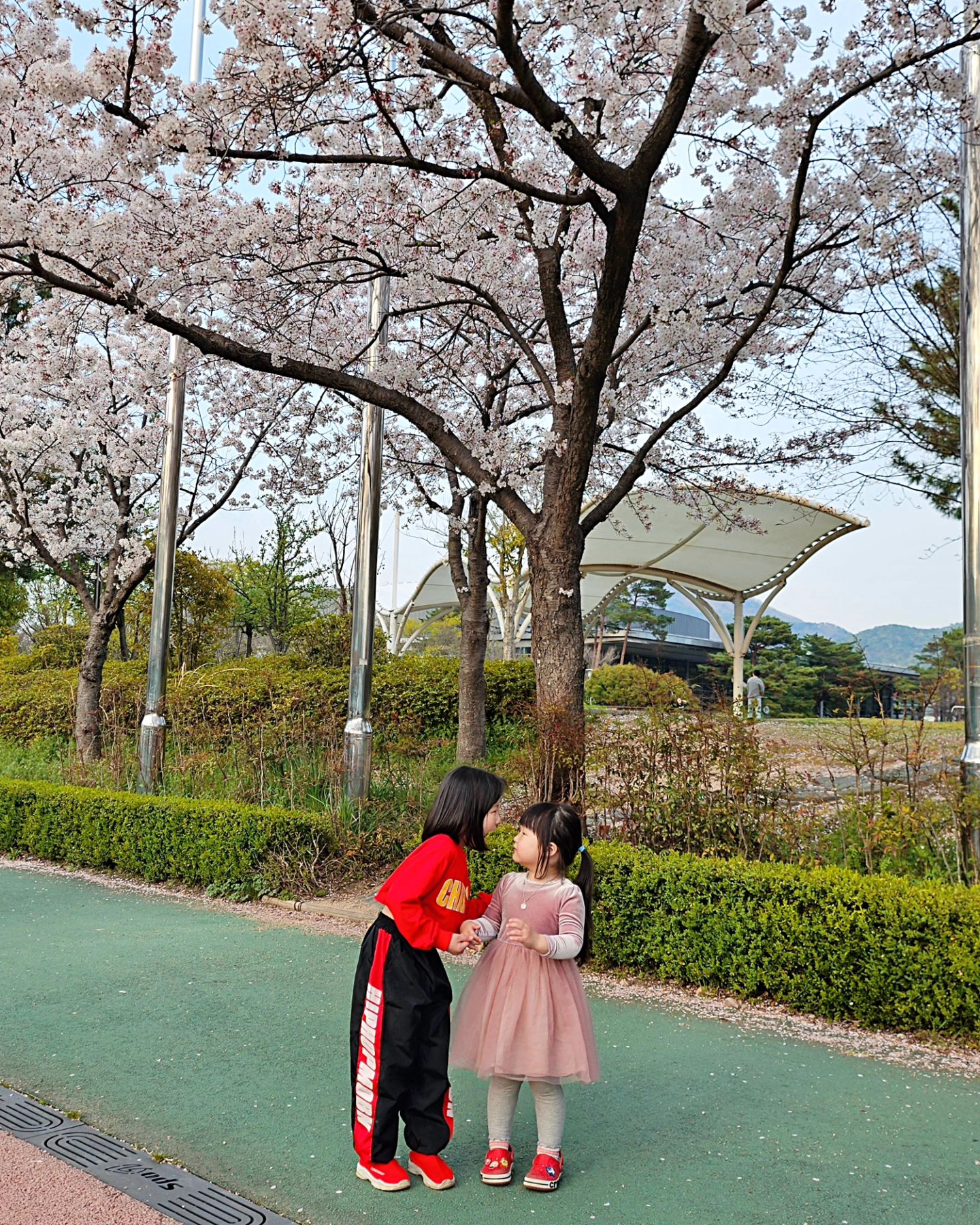 𝓮𝓾𝓷𝓿𝓮𝓵𝔂

오랜만에 만났더니
어색한 듯 어색하지 않은 둘이_👭🏻
열심히 뛰어 놀기 좋은 곳으로 또 가보자고🌈

#부산아이랑가볼만한곳 #스포원파크 
#7살 #5살 #일상기록 #육아스타그램
#kidsfashion #키즈패션 #키즈스타일 #kidsootd