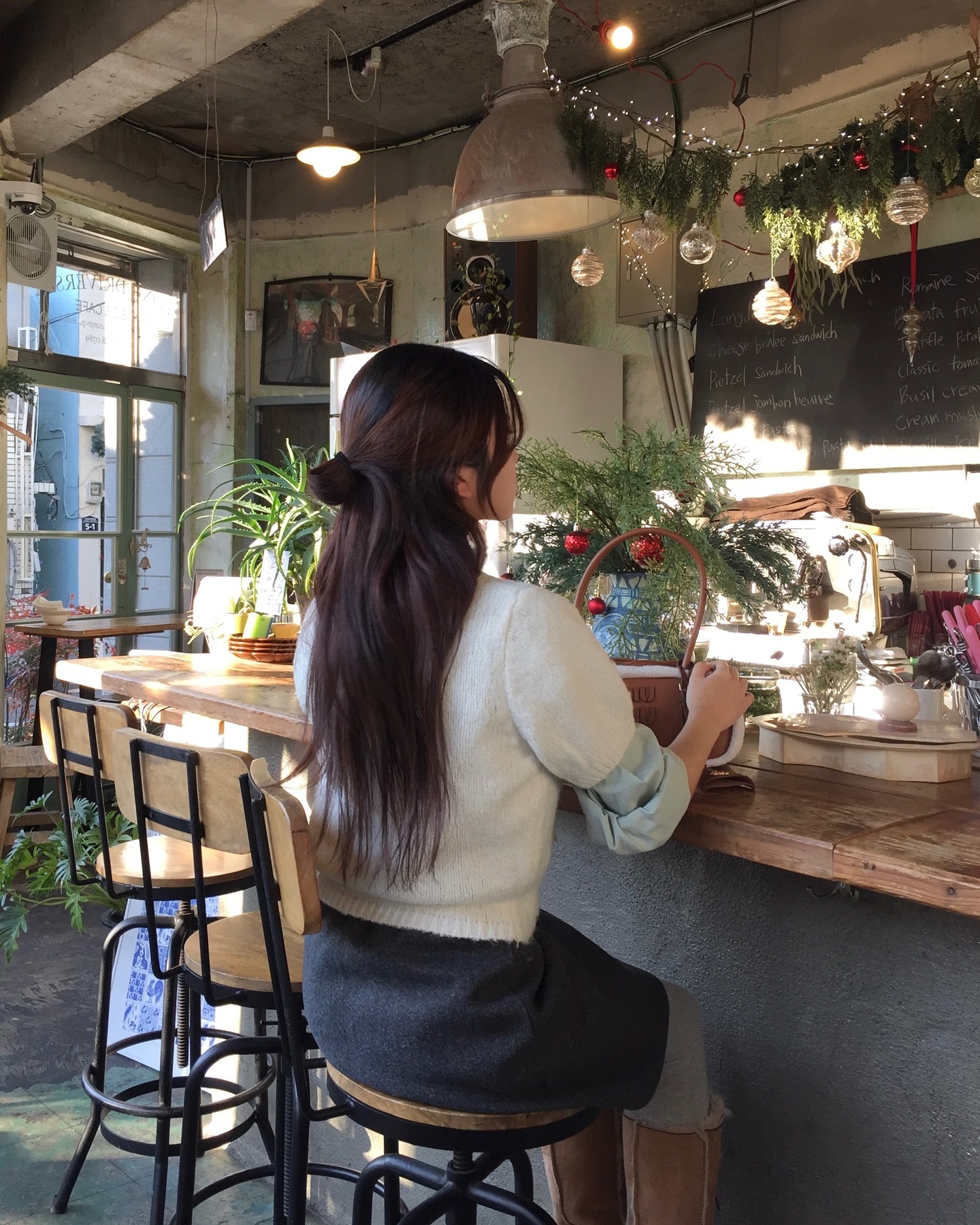 온 세상이 클스마스 트리야‧₊˚* ੈ🎄
•
•
•
#롱드라이버스 #서면카페 #전포카페 #전포핫플 #부산카페 #부산여행 #부산데이트 #부산핫플 #오오티디 #데일리룩 #여자코디 #키작녀코디 #부산 #부산모델 #빈티지 #빈티지룩 #데이트룩 #데이트코디 #니트코디 #셔츠코디 #겨울코디 #크리스마스 #크리스마스카페 #ootd #vintage #pinterest #롯데백화점트리 #거꾸로트리 #서면롯데백화점