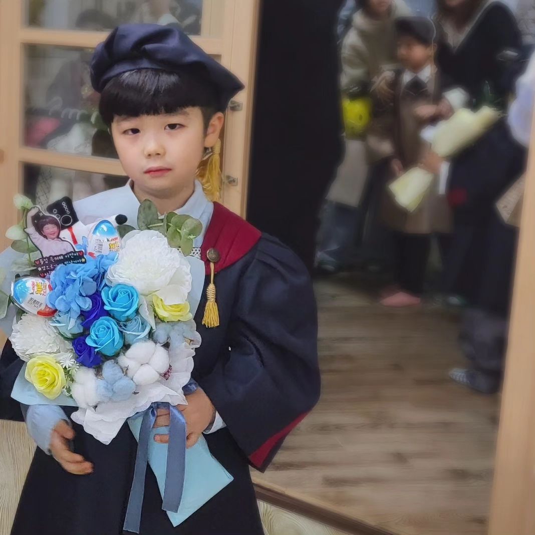 내새끼 이제 진짜 다커버렸구나 졸업축하해♥️
선생님도 나도 이안이도 우느라 예쁜 사진이 없지만 
이안이의 사랑 민결이랑도 마지막날  찰칵찰칵 하고
눈물많은 선생님이 불러주신 이안이의 특징 마음예쁜이안이~💘
아직 까불이 허세 이안이지만 항상 예쁜마음은 가지고 커가기♥️💘
졸업식 끝난 밤 잠꼬대로 선생님 안갈래요를 기억하고 ㅋㅋㅋ
또 선생님 보러오자♥️♥️

#유치원졸업식 #이제진짜초딩 #졸업식 #안녕유치원👋