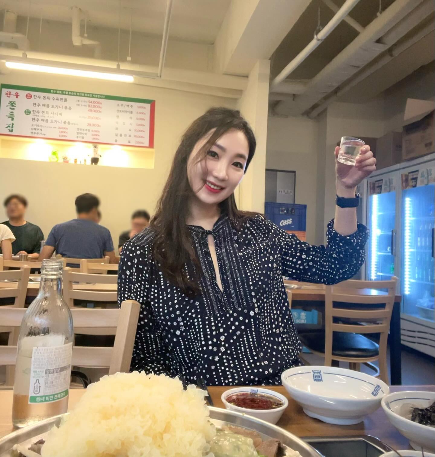 예뿌니 동생 쥼쥼이랑 #불당동맛집 jjondeukjib_hanwoo
#한우쫀득집 먹고 2차 #신불당 #불당동술집 __d_day__ 오는날, 3차까지 닐리리야 오랜만에 제대로 불태운 지난 화요일❤️‍🔥

소고기 못 먹는 쥼이가 #한우수육 담백하게 만든 음식은 먹을 수 있어 요즘 #천안핫플 #천안한우 #천안소고기 전골로 기가 막히게 한다는 한우쫀득집을 찾게 됐었어요💗

특히 #비오는날 #장마철 아주그냥 딱 잘 어울리는 음식이기도 하니깐요😍
2-3인분 중사이즈 한우수육전골 (54,000원) 둘이 먹으니깐 진짜 너무너무너무 잘 먹었다 소리 나오는 양 💘
한우 소고기가 아주 듬뿍, 야채도 푸짐하게 들어가니 비주얼에 함박웃음부터 나오는 거 있죠?
그러니깐 당연히 국물도 기가 막히는 맛이고요~~~
리뷰이벤트 꼭 하시고 쫄깃쫄깃 칼면사리도 꼭 드셔야해요 😘
그러면 진짜로 #배터짐주의 🙂

저녁 여섯시반에 가서 두시간을 넘게 먹고 나온 거 있죠 🤣
여덟시반 오는날 예약 안해놨다면 마감까지 먹었을지도 몰라여..

#잠안오는밤 벌써 새벽 3시가 넘었는데 또 생각납니다 🤤🩷

쥼미가 맛난다고 #불당동 조만간 또 먹으러 가자고했음 🤙🏻🧡