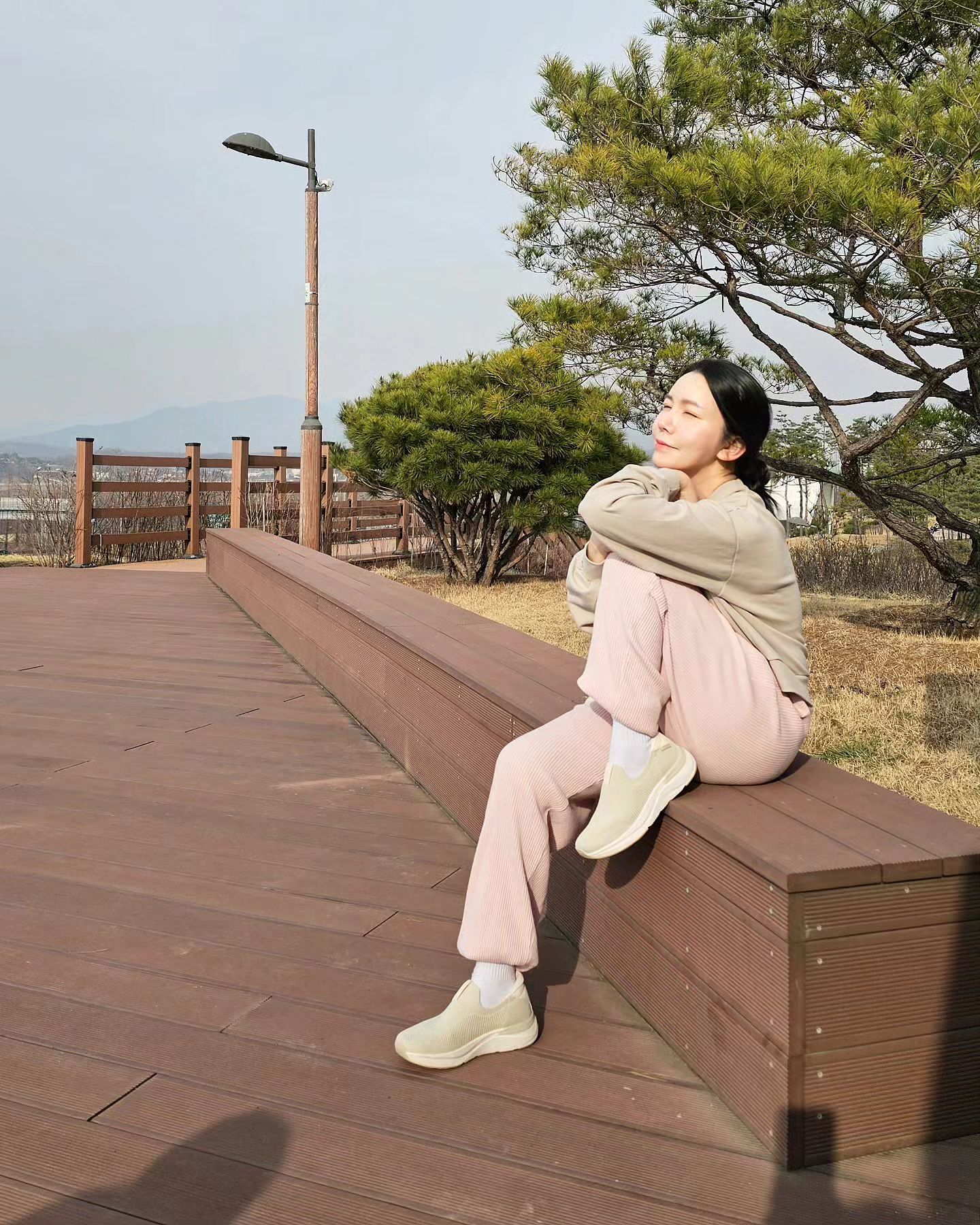 #슈펜 #컴피이지 #체험단
날도 풀리고 이제 봄 나들이 자주 다닐까 하는데
애 데리고 다니려면 편한 신발이 필수 잖아요~

슈펜에서 새롭게 개발한 컴피이지 워킹화로
편하게 잘 다닐 수 있을 것 같아요!
워킹화 근본 브랜드와 비교해도 떨어지지 않는 착화감!!
공인기관테스트 완료했다니 더욱 믿음이 가고요~

무엇보다 베이직한 스타일이라 어떤 코디에도
잘 어울려서 데일리 워킹화로 딱이에요~
운동화 끈도 없고, 가볍고 너무 편해서
데일리 신발로 매일 신고 있네요ㅋ

 #컴피이지체험단 #신발추천 #워킹화 #운동화그램 #봄코디