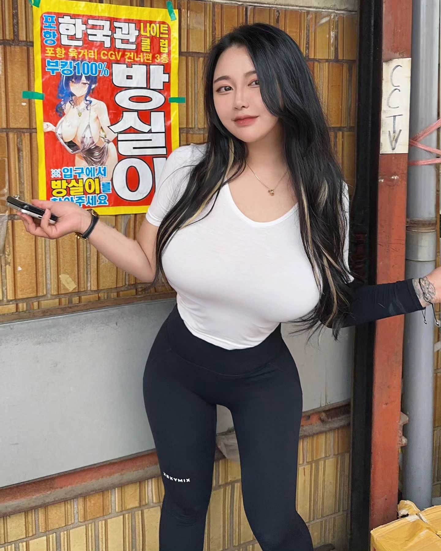 새해에 처음으로 듣는 노래가 그 해의 운세를 결정한다는 미신을 아주 부정하진 않는다

자신이 그렇게 믿는다면 그 이후의 행동에 어느 정도 반영될테니까

근데 나는 그보다 새해의 첫 딸감이 뭔지가 더 중요하다고 생각한다

오래된 생각이다

#새해복많이받으세요 #2024 #새해