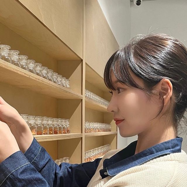 문서우 on Instagram: "#광고 🕊️ 처음으로 가 본 향수공방! 내가 좋아하는 향 알게 되서 좋고, 그 향으로 가득한 향수 만들어와서 뿌릴 때마다 기분 좋음☺️ 강의보면서 하니까 어렵지 않게