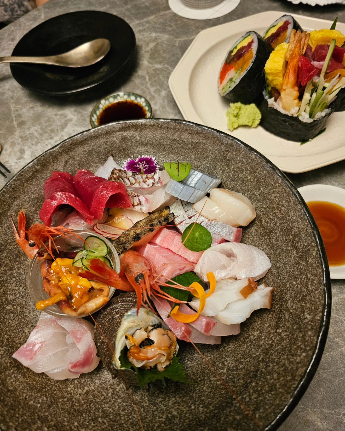#협찬
좋은 지인과 맛있는 #압구정데이트
오늘은 좋은곳에서 만나고싶어 지인이 강추했던
#압구정이자카야 #갓포준 에 다녀왔어요

약간 낮은조도에 테이블에만 조명이 있는데다
테이블간 공간도 나뉘어있어
한결 프라이빗하고 오붓한분위기라
요기는 필승데이트코스일듯 
깔끔하게 정돈된 분위기인데다 고급스러워요

주문도 테이블패드로 간단히 할수있어서
편리하고 직원분들도 친절하고 세심하셔서 굿

저희는 후토마키 토마토스튜 사시미 모리아와세
주문하고 메뉴랑 꼭 어울릴 도쿠리사케
차갑게 함께마셨어요
사케도쿠리도 아이스가득한 버킷에 담아주시고
도쿠리에서 물떨어질때 닦으라고 매트도
깔아주시더라구요 센스만점

분위기좋고 서비스도좋은데 맛은더좋아요
싱싱함이넘치는 사시미와 재료가득채워넣어
한입에 넣기어려울정도였던 맛있는 후토마키
거기에 진짜 냄비바닥까지 싹싹 빵찍어서
끝까지 다먹었던 토마토스튜까지 모두 엄지척
근사한분위기,맛,퀄리티에비해 가격도 좋아요
#압구정 에 이런 보석같은집이 있네요

들어가면서보니 닷지석도 크지는 않지만 
닷지는 또 닷지만의 라이브섹션같은매력이 있어
다음에 닷지로 찜

갓포준에서 식사하셨다면 꼭 잊지마시고
멤버쉽으로 운영중인 바인 #에스테반 도 들러보세요
멤버쉽으로 운영중이지만 입장료 1만원으로
워크인도 가능합니다
갓포준에서 식사하시면 커버차지없이 입장가능하고
웰컴칵테일도 제공되니 안들리시면 손해

직원분이 안내해서 들어가는 입구는
멋지게 킹스맨을 컨셉으로 꾸며져있고
문의 버튼도 비밀공간에 숨겨져있어 흥미로웠어요
지인이랑 둘이서 신기하다며 꺄르르륵~

에스테반은 또 새로운느낌
전체적으로 아주 고급스럽고 프라이빗핫
느낌이라 조용히 대화하고 한잔 하기 좋은공간인데
의외로 안쪽테이블도 많고 공간도 넓고
맥켄란,로얄샬루트를 컨셉으로한
고급스러운 룸도 준비되어있어
모임하기에도 좋을듯
여자화장실이 어마어마하게 예뻐서 또 감탄

바테이블은 또 즐겁게 칵테일한잔씩
나는 vitamin 지인은 chocolate
바텐더분이 칵테일 만드는거 보는것도 꿀잼

처음와봤는데 입소문이 자자할수밖에 없네요
근사하고 오붓한분위기에 친절한서비스
신기하고 멋진 에스테반 바도 좋았고
갓포준 메뉴퀄리티도 좋아서 여기는 단골할껍니닷

위치는여기
예약은 캐치테이블로 하고 가세요
서울 강남구 논현로163길 10 B1

#압구정맛집 #압구정바 #압구정bar 
#압구정이자카야 #킹스맨바 #에스테반바
#갓포준x에스테반 #압구정찐맛집
#압구정데이트 #압구정역