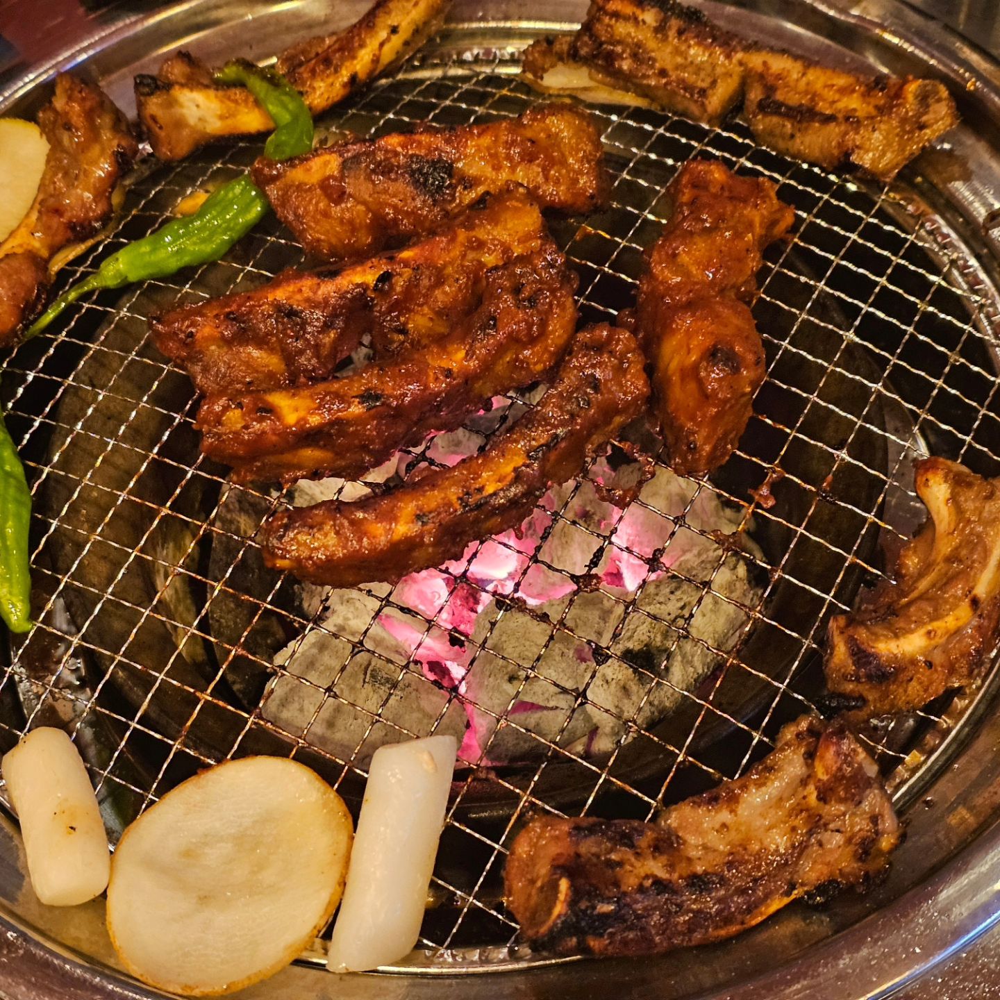 #노원맛집 #감성쪽갈비

백만년만에 언니들과 여자끼리 데이트
치열하게 사느라 얼굴보기가 하늘의 별따기라
매일 보고 맛난거 먹던 시절이 전생같..😂😂
간만에 쪽갈비 뜯으며 씹고 싶은 썰들도 씹으며 해삐타임💕

역시 쪽갈비는 집에서 에프따위에 돌려먹는게 아니라
숯불에 촵촵 구워줘야 제 맛!
살도 많고 뼈랑 살도 잘 발라져서 먹기도 편하고~
밖에 포차느낌의 야장이 있는데 거기서 먹으니 더 꿀맛🥰
근데 싸부언니는 왜...그 사이에 술을 끊었수😢
진짜 물만 마시다니 대단😱😱
올해는 몇번이나 이렇게 만날 수 있을까🤣
ㆍ
ㆍ
#노원감성쪽갈비 #노원쪽갈비맛집 #쪽갈비 #감성쪽갈비노원점 #노원역맛집 #노원감성맛집 #노원역쪽갈비 #먹스타맞팔 #먹스타그램