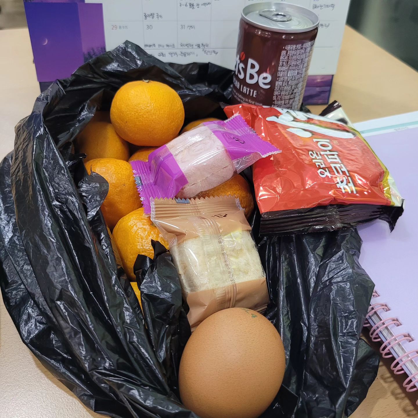 샐리의 하루 마무리.

할머니들 사랑 듬뿍 받은 날~
간식이 넘쳐나넹ㅎㅎㅎ

새직장 잘 적응 중!!

시간은 안 맞춰 오셔도 ~
샐리 혼자 일한다고
힘들지?하고 챙겨주시는 어르신들^^

10월 달도 마무리 되어가는 중.