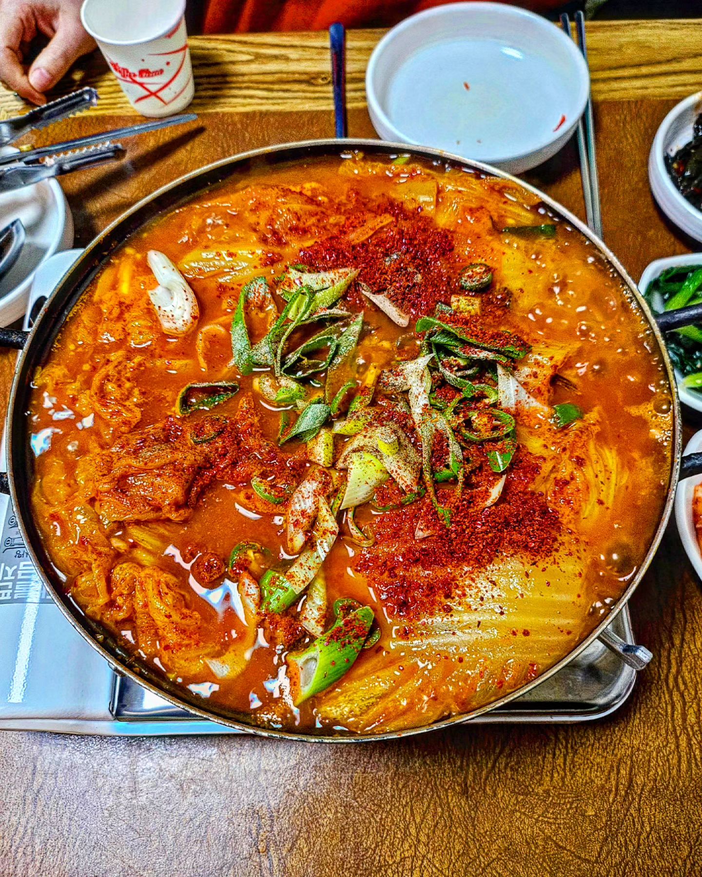 오늘의 귀한 식사 #정든식당 #인천찐맛집 

인천에서 모르면 간첩이라는 김치찜, 생선구이 용현동 맛집🔥
실한 고등어가 들어가고, 김치가 너무 맛있어서
일행 기절시키고 독식하고 싶은 맛❤️‍🔥 

셋이 가야 생선구이를 먹을 수 있을텐데..
둘이라 못먹는게 한이고 너무 아쉬워요😭
이걸 핑계로 다음 방문을 약속해버립니다 🥰 

🔵 인천 미추홀구 낙섬서로10번길 21-9
🔵 주차 매우 협소
🔵 매일 11:00 - 22:00
🔵 0507-1318-2161 

#인천맛집 #인천용현동맛집 #인천티비출연 #인천방송맛집 #인천주민맛집 #인천김치찜 #인천생선구이 #인천진짜맛집 #인천맛집추천 #인천데이트코스 #인천노포맛집