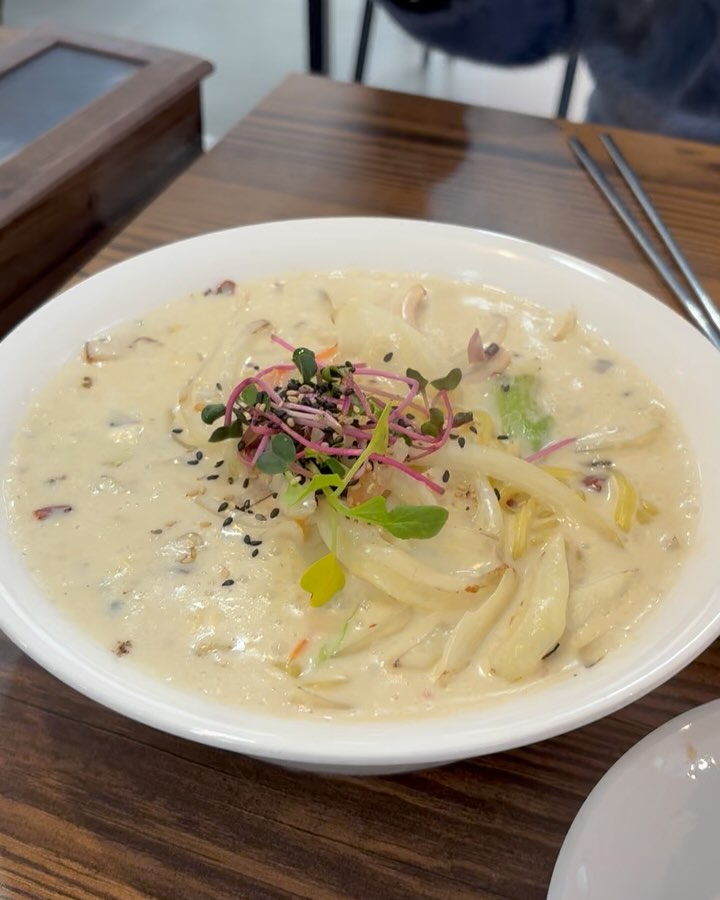강릉에 크림짬뽕으로 유명한 중식당!!!
꾸덕한 크림짬뽕부터 얼큰한 알곤이짬뽕까지💗
해장 쌉가능한 맛집!! 🤭

#강릉 #중식당 #강릉중식당 #강릉짬뽕 #짬뽕맛집 #강릉맛집 #크림짬뽕 #알곤이짬뽕 #군만두맛집
