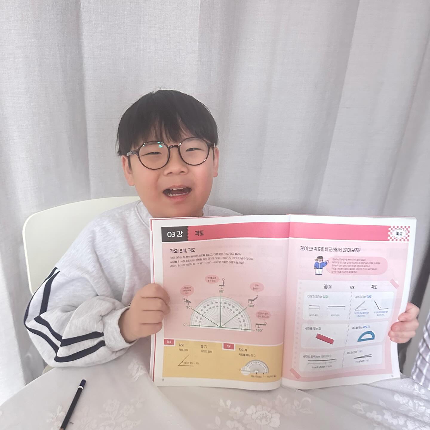 #협찬
아이의 부족한 부분은 방학을 이용해서 탄탄하게 기초를 다져주기!!
벼루던 도형을 이제 시작해봅니다:)
기적특강은 출간 즉시 1~2학년 베스트셀러에 진입한 아묻따 학습서로 초등학생들이 어려워할 수 있는 주제를 선정하여 빠르게 학습할 수 있도록 구성되어 있어요!!

도형의 경우 2학년때 처음 접하면서 헤매기도 했고 어려워하길래 방학부터 좀 더 기초를 다져주고 싶더라구요 

✅주제를 집중공략하고 논리사고의 도형학습 기적특강

👉🏻특별강의를 통해 이해도를 높여주기 
👉🏻복습하면서 문제를 풀어가면서 실력이 탄탄 
👉🏻그림 덩어리로 이해는 쉽게 , 정확한 수학언어로 암기 

아이들이 자기주도 학습이 가능하도록 탄탄한 구성이 매우 마음에 들어요!!

기본 원리를 배우고 복습하는 반복학습을 통해 개념부터 천천히 스스로 습득하고 배운 내용을 바로 문제에 적용하여 스스로 문제풀이도 해보고 점차적으로 문제 해결 능력이 올라가네요!!

꾸준히 하다보면 도형에 자신감이 붙는 우리 아이의 모습을 기대해봅니다

 #초등수학문제집 #초등도형문제집 #초등수학도형 #초등수학 #기적특강 #머리에탁떠오르는기적특강각과다각형 #공식이쏙외워지는기적특강평면도형 #눈앞에짠펼쳐지는기적특강입체도형