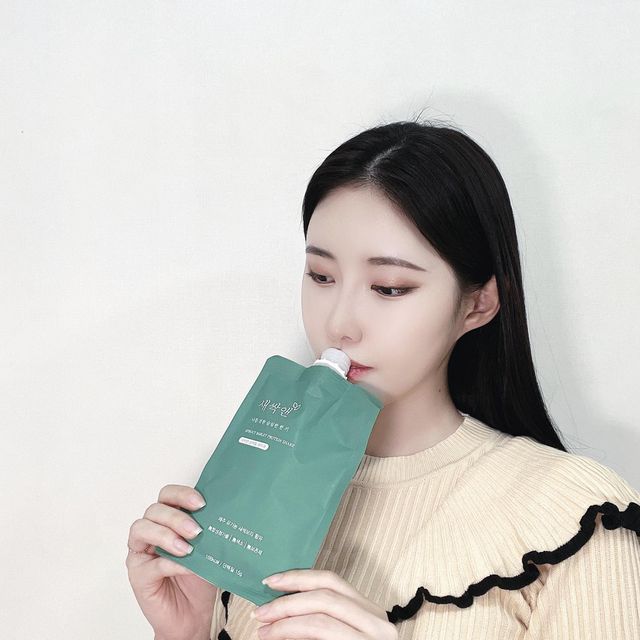 ♥백보경♥ on Instagram: "#광고
요즘 아침 식사 대용으로 먹고있는 #새싹앤 [단백질 15g] 무설탕 새싹보리 단백질 쉐이크 정말 맛있어서 소개해용!

새싹앤은 임직원 대다수가 연구원 출신으로 건강한 먹거리를 만들어 나가는 것을 목표로 스마트팜 구축과 신제품 연구에 매진하고 있는 다이어트 식사대용 쉐이크 이며 시간, 장소 상관없니 어디서든 편하게 챙겨다니며 드실 수 있어 정말 좋아요^^

취향에 따라 우유, 두유 등 다양하게 섞어 마시는즁~~~ 여러분들도 저와 함께 나를 위한 슬림한 한끼, 같이 챙겨보아용❤️

와디즈에서 '새싹보리 라떼'를 검색해보세요! 

.
.
#식사대용#단백질쉐이크#단백질쉐이크추천#식사대용쉐이크#단백질쉐이크다이어트#새싹앤단백질쉐이크#다이어트#몸매#몸매관리#식단#아침식사#단백질식단 #단백질"