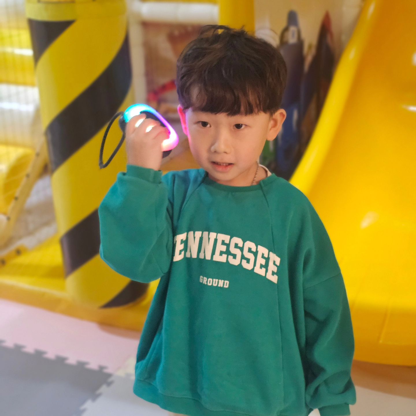 즐거운 가족여행👨‍👩‍👧‍👦

엄마생일
딸생일
결혼기념일 을
기념하는 여행이라고 핑계를 대본다ㅋㅋㅋ

초딩느낌 물씬 나는 7살이랑
아기의자에 앉을 날 얼마 안남은 4살이랑
아직도 정신없고 힘들지만
둘이 노는 시간도 길어지고
잠깐이지만 엄빠 둘이 밥먹을 시간도 생기고
많이 컸다 우래기들🩷