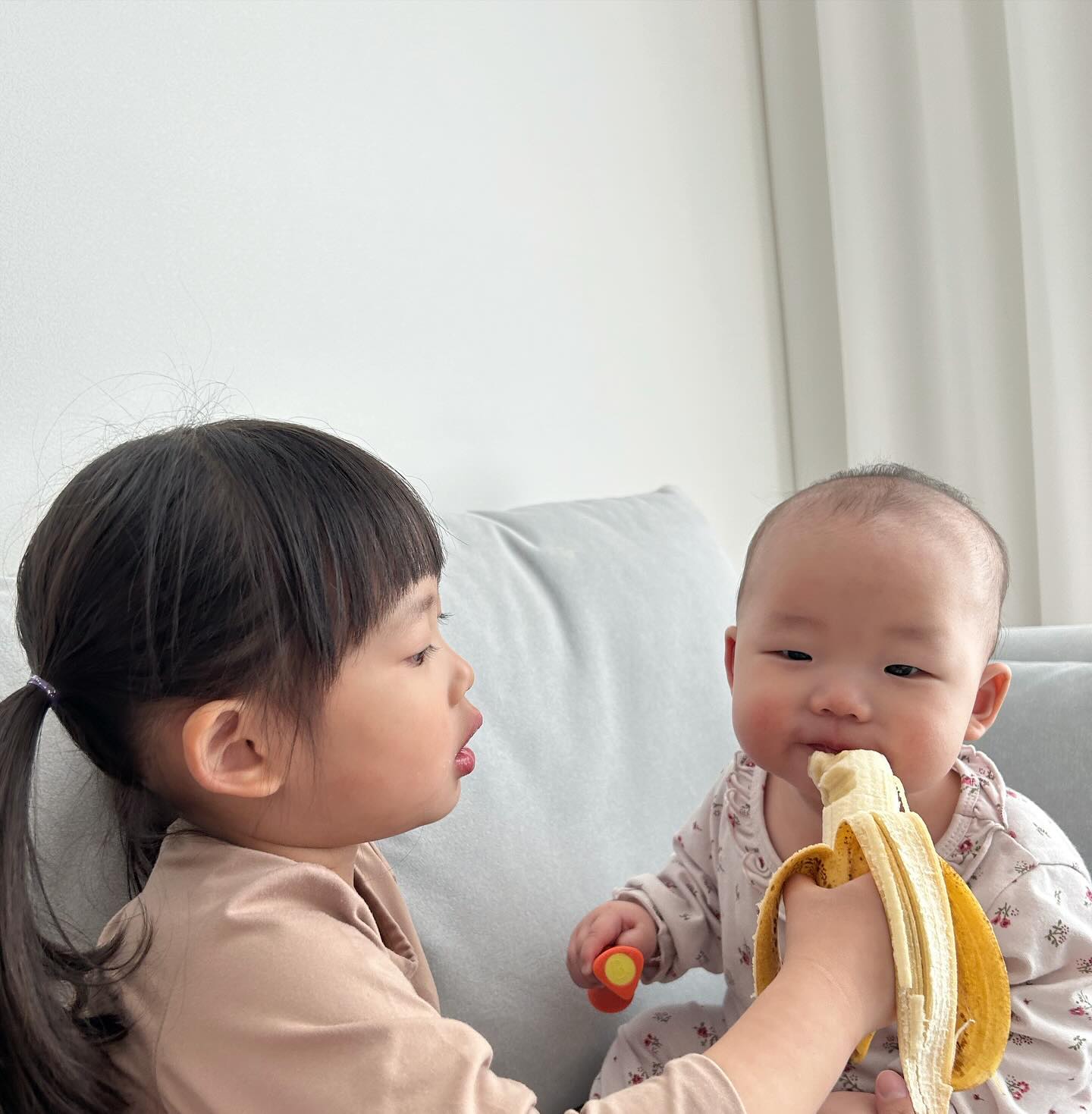 바나나는 나눠먹어야 더 맛나지요🍌