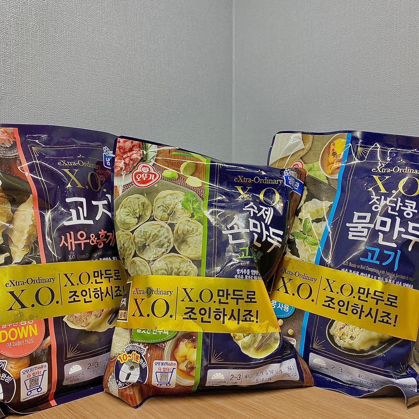 #제품협찬
#빵미먹부림
<#오뚜기xo만두>

제품 협찬으로 X.O. 만두를 먹어봤는데, 먹을 때 마다 속이 꽉 찬게 느껴질 정도로 알찼어요! 협찬이 아니어도 앞으로 직접 사 먹을 것 같아요.

✔️X.O.교자 새우&홍게살
새우와 게살이 덩어리째로 가득 들어있어서 탱탱한 식감이 돋보였어요! 고기와 새우, 홍게살이 적당히 잘 어우러져서 저렴한 새우 패티 맛이 아니어서 맛있었어요. 국에 더 잘 어울릴 줄 알았는데 이건 구워먹는게 찐이에요,,, 새우만두를 별로 안 좋아하는 사람도 맛있게 먹을 것 같아요. 는 나.
✔️X.O.수제 손만두 고기듬뿍
국물 요리에도 잘 퍼지지 않는다길래 라면에 넣어 먹어봤아요. 다른 만두는 끓이면서 터져서 국물이 만두 맛이 되어버려 속상했는데, 반죽이 두꺼운 것도 아닌데 모양을 온전히 유지해서 좋았습니다!
✔️X.O.장단콩 물만두 고기
자취생 물만두 팁! 만두 봉지를 뒤집고 칼집을 낸 뒤 소량의 물을 부어 전자레인지에 돌리면 간단하게 먹을 수 있어요 ㅎ.ㅎ 달달하고 촉촉한 게 물만두의 정석이었어요.

 #냉동만두 #냉동만두추천 #만두 #만두추천 #XO만두 #김태희만두 #꽉찬만두 #오뚜기만두 #오뚜기XO만두 #고기만두 #군만두 #물만두 #손만두 #새우만두 #홍게살만두 #우먼테이블